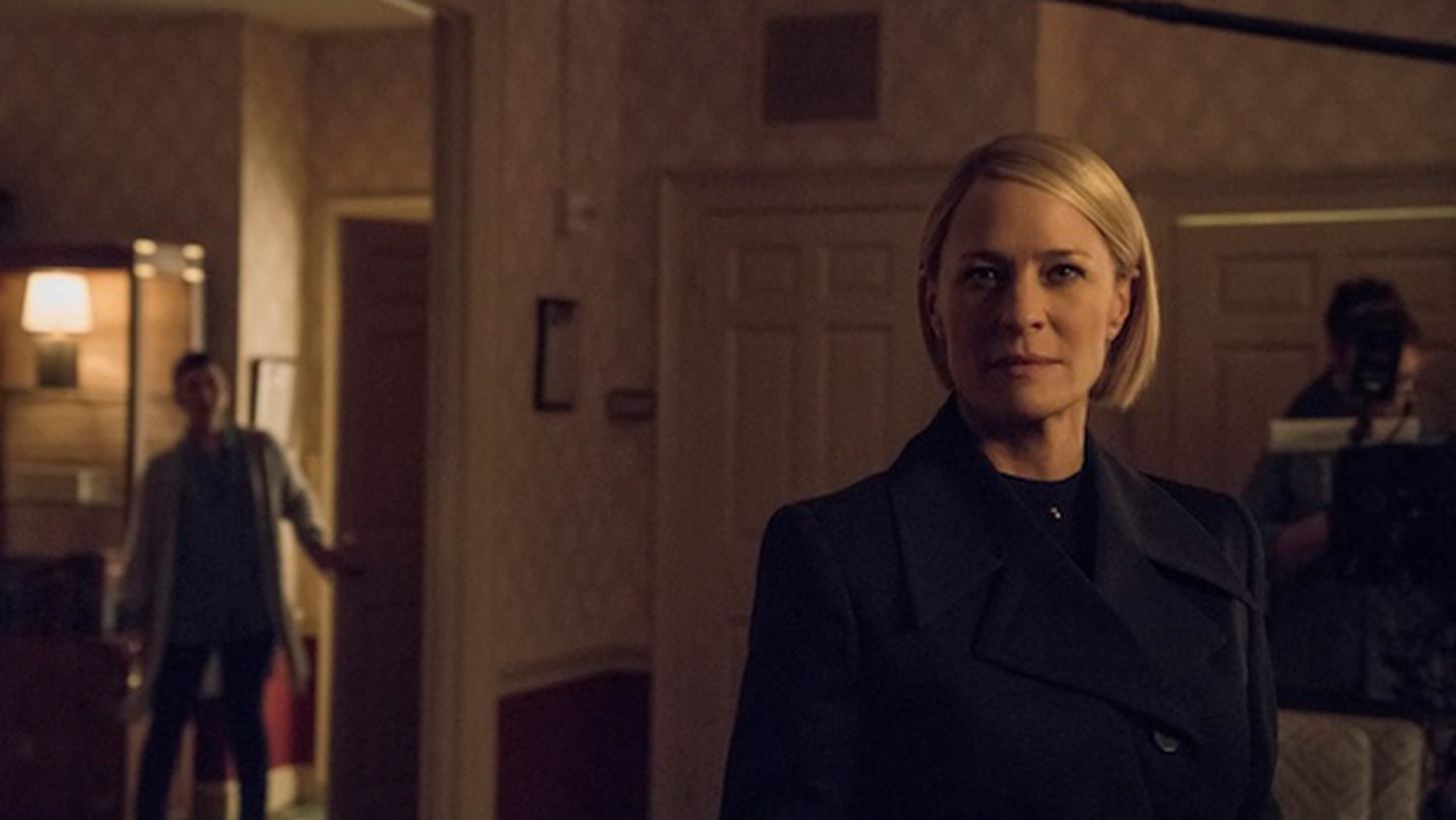 House of Cards: &#x39F;&#x3B9; &#x3C0;&#x3C1;&#x3CE;&#x3C4;&#x3B5;&#x3C2; &#x3C6;&#x3C9;&#x3C4;&#x3BF;&#x3B3;&#x3C1;&#x3B1;&#x3C6;&#x3AF;&#x3B5;&#x3C2; &#x3B1;&#x3C0;&#x3CC; &#x3C4;&#x3B1; &#x3B3;&#x3C5;&#x3C1;&#x3AF;&#x3C3;&#x3BC;&#x3B1;&#x3C4;&#x3B1; &#x3C4;&#x3B7;&#x3C2; 6&#x3B7;&#x3C2; &#x3BA;&#x3B1;&#x3B9; &#x3C4;&#x3B5;&#x3BB;&#x3B5;&#x3C5;&#x3C4;&#x3B1;&#x3AF;&#x3B1;&#x3C2; &#x3C3;&#x3B5;&#x3B6;&#x3CC;&#x3BD;