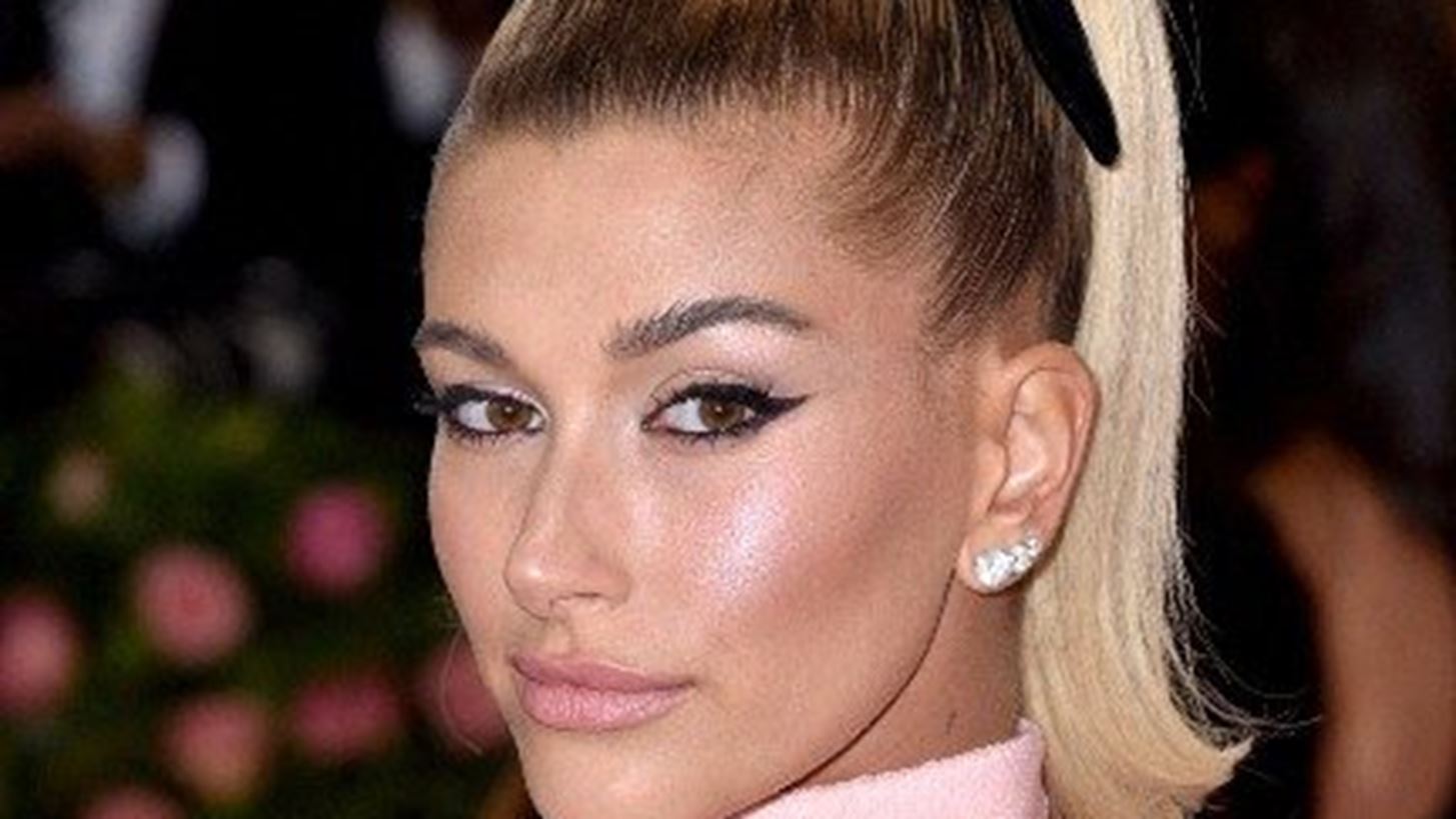 Hailey Bieber | &#x388;&#x3BD;&#x3B1; &#x3B1;&#x3BE;&#x3AD;&#x3C7;&#x3B1;&#x3C3;&#x3C4;&#x3BF; hair style &#x3C4;&#x3B7;&#x3C2; &#x3B5;&#x3AF;&#x3BD;&#x3B1;&#x3B9; &#x3B7; &#x3B1;&#x3C0;&#x3CC;&#x3BB;&#x3C5;&#x3C4;&#x3B7; &#x3AD;&#x3BC;&#x3C0;&#x3BD;&#x3B5;&#x3C5;&#x3C3;&#x3B7; &#x3B3;&#x3B9;&#x3B1; &#x3C4;&#x3B1; &#x3C7;&#x3C4;&#x3B5;&#x3BD;&#x3AF;&#x3C3;&#x3BC;&#x3B1;&#x3C4;&#x3AC; &#x3BC;&#x3B1;&#x3C2;