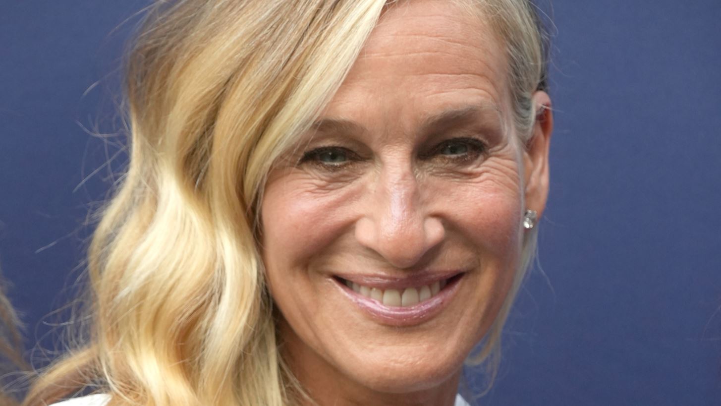 &#x397; Sarah Jessica Parker &#x3C3;&#x3C7;&#x3BF;&#x3BB;&#x3B9;&#x3AC;&#x3B6;&#x3B5;&#x3B9; &#x3C4;&#x3BF; &#x3C6;&#x3B9;&#x3BD;&#x3AC;&#x3BB;&#x3B5; &#x3C4;&#x3BF;&#x3C5; And Just Like That &#x3BA;&#x3B1;&#x3B9; &#x3C4;&#x3BF; &#x3BC;&#x3AD;&#x3BB;&#x3BB;&#x3BF;&#x3BD; &#x3C4;&#x3B7;&#x3C2; &#x3C3;&#x3B5;&#x3B9;&#x3C1;&#x3AC;&#x3C2;