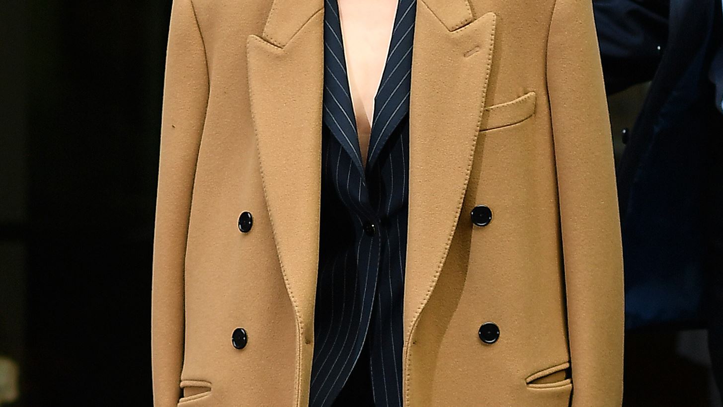 4 &#x3B5;&#x3BC;&#x3C6;&#x3B1;&#x3BD;&#x3AF;&#x3C3;&#x3B5;&#x3B9;&#x3C2; &#x3C4;&#x3B7;&#x3C2; Emilia Clarke &#x3BC;&#x3B5; &#x3BA;&#x3BF;&#x3BC;&#x3C8;&#x3AC; &#x3C0;&#x3B1;&#x3BD;&#x3C9;&#x3C6;&#x3CC;&#x3C1;&#x3B9;&#x3B1;