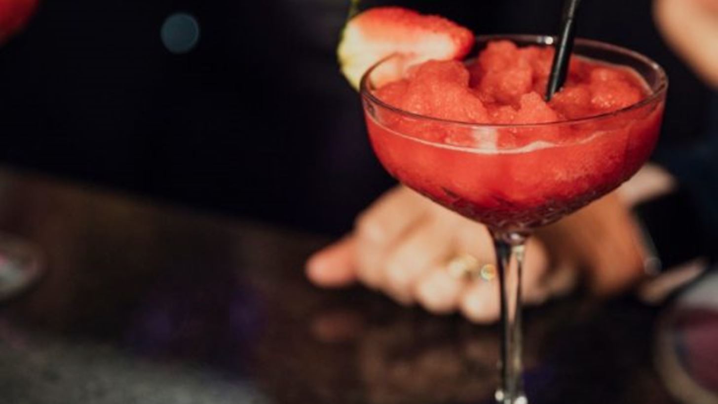 Τι να πιω έξω όταν κάνω δίαιτα; 7 tips για να μειώσεις τις θερμίδες που θα πάρεις