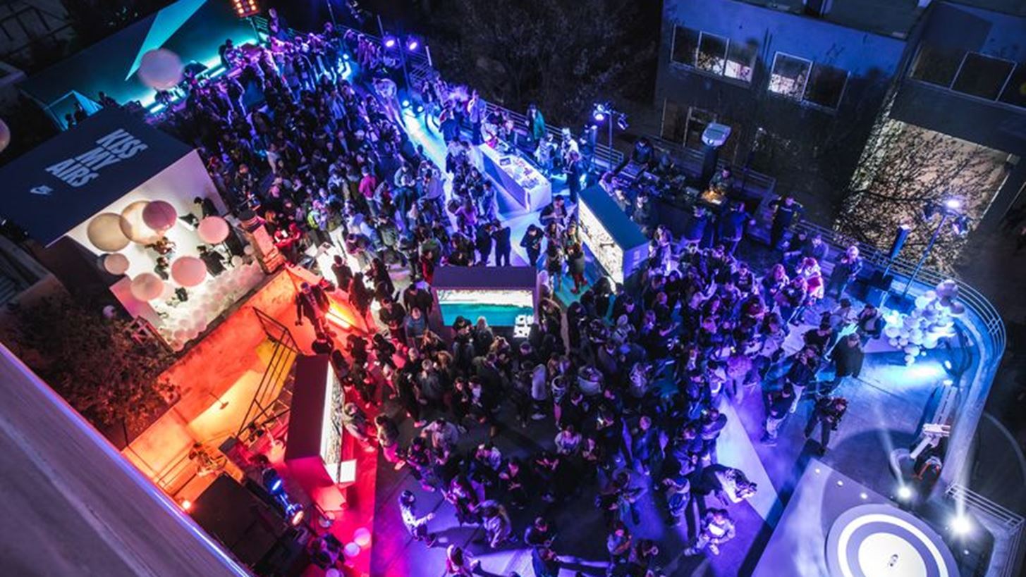 Kiss My Airs party: &#x397; &#x39D;ike &#x3AD;&#x3C6;&#x3B5;&#x3C1;&#x3B5; &#x3C4;&#x3B7;&#x3BD; &#x3B5;&#x3C0;&#x3B1;&#x3BD;&#x3AC;&#x3C3;&#x3C4;&#x3B1;&#x3C3;&#x3B7; &#x3C3;&#x3C4;&#x3B7;&#x3BD; &#x3C4;&#x3B1;&#x3C1;&#x3AC;&#x3C4;&#x3C3;&#x3B1; &#x3C4;&#x3BF;&#x3C5; Bios