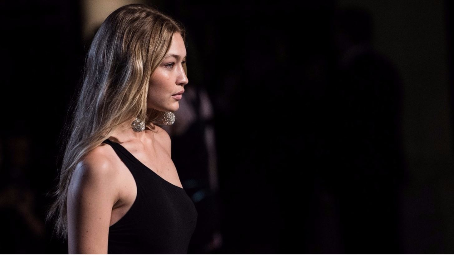 H Gigi Hadid &#x3BC;&#x3CC;&#x3BB;&#x3B9;&#x3C2; &#x3C6;&#x3CC;&#x3C1;&#x3B5;&#x3C3;&#x3B5; &#x3C4;&#x3BF; jacket &#x3C0;&#x3BF;&#x3C5; &#x3B8;&#x3B1; &#x3B2;&#x3BB;&#x3AD;&#x3C0;&#x3BF;&#x3C5;&#x3BC;&#x3B5; &#x3C3;&#x3B5; &#x3BB;&#x3AF;&#x3B3;&#x3BF;&#x3C5;&#x3C2; &#x3BC;&#x3AE;&#x3BD;&#x3B5;&#x3C2; &#x3C0;&#x3B1;&#x3BD;&#x3C4;&#x3BF;&#x3CD;