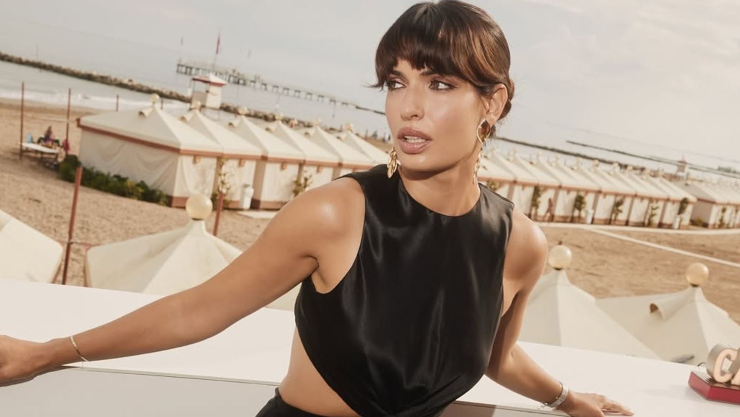 Τόνια Σωτηροπούλου | Με French bangs και messy bun στο κόκκινο χαλί του Φεστιβάλ Βενετίας