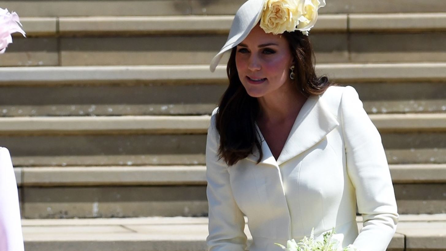 Kate Middleton: &#x393;&#x3B9;&#x3B1;&#x3C4;&#x3AF; &#x3C3;&#x3C7;&#x3BF;&#x3BB;&#x3B9;&#x3AC;&#x3C3;&#x3C4;&#x3B7;&#x3BA;&#x3B5; &#x3B1;&#x3C1;&#x3BD;&#x3B7;&#x3C4;&#x3B9;&#x3BA;&#x3AC; &#x3B7; &#x3B5;&#x3C0;&#x3B9;&#x3BB;&#x3BF;&#x3B3;&#x3AE; &#x3C4;&#x3BF;&#x3C5; &#x3C6;&#x3BF;&#x3C1;&#x3AD;&#x3BC;&#x3B1;&#x3C4;&#x3CC;&#x3C2; &#x3C4;&#x3B7;&#x3C2;;