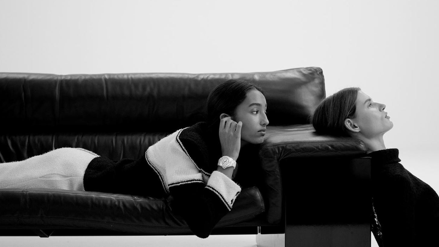 Chanel | &#x39F; &#x3BF;&#x3AF;&#x3BA;&#x3BF;&#x3C2; &#x3BC;&#x3BF;&#x3B9;&#x3C1;&#x3AC;&#x3B6;&#x3B5;&#x3C4;&#x3B1;&#x3B9; &#x3C4;&#x3B7; &#x3B4;&#x3B7;&#x3BC;&#x3B9;&#x3BF;&#x3C5;&#x3C1;&#x3B3;&#x3AF;&#x3B1; &#x3C4;&#x3BF;&#x3C5; iconic J12 &#x3C1;&#x3BF;&#x3BB;&#x3BF;&#x3B3;&#x3B9;&#x3BF;&#x3CD; &#x3BC;&#x3AD;&#x3C3;&#x3B1; &#x3C3;&#x3B5; 12 &#x3B5;&#x3C0;&#x3B5;&#x3B9;&#x3C3;&#x3CC;&#x3B4;&#x3B9;&#x3B1;