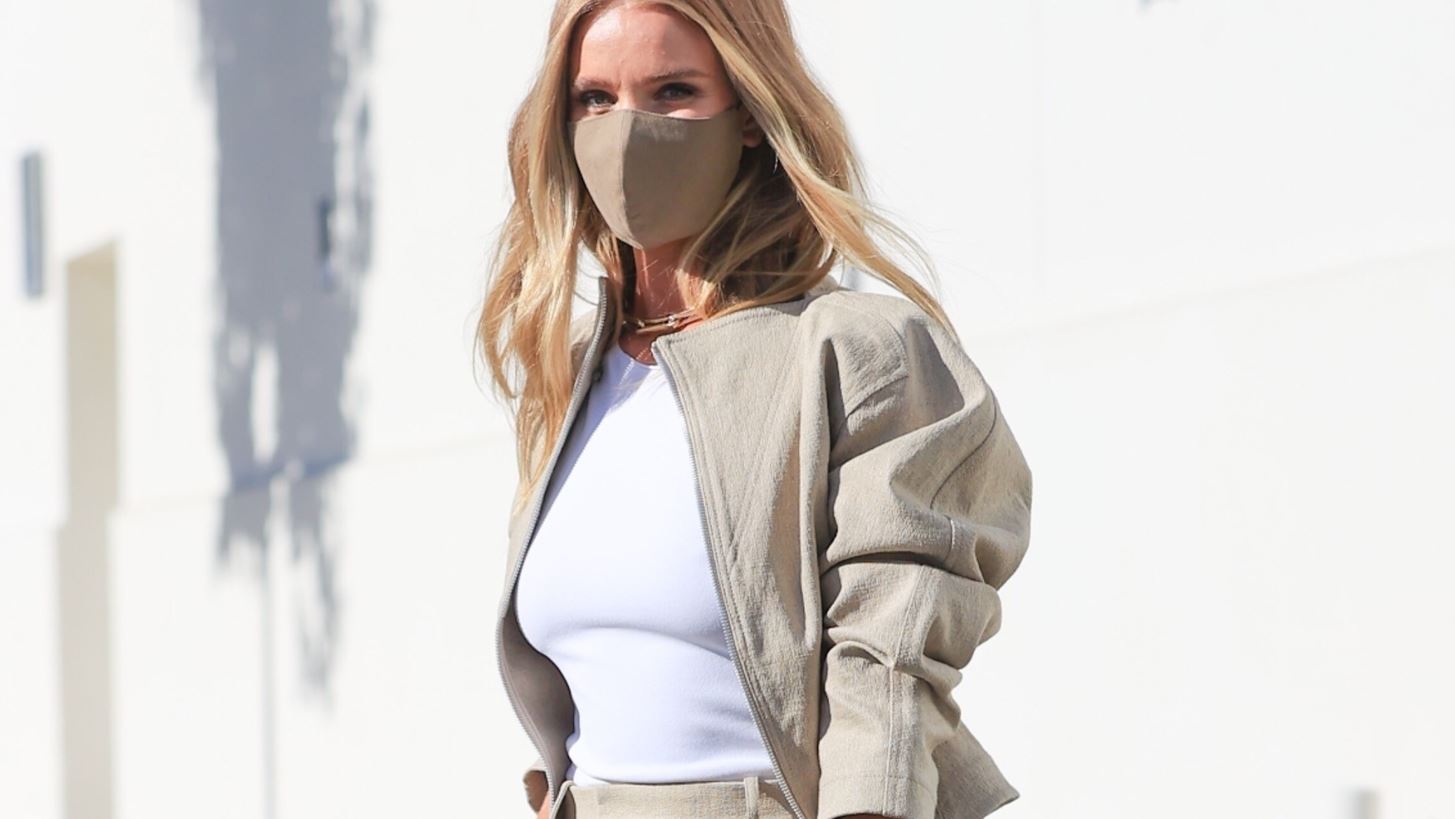 Rosie Huntington-Whiteley | &#x39A;&#x3C1;&#x3AC;&#x3C4;&#x3B7;&#x3C3;&#x3B5; &#x3C4;&#x3B7;&#x3BD; it-bag &#x3C4;&#x3BF;&#x3C5; &#x3BA;&#x3B1;&#x3BB;&#x3BF;&#x3BA;&#x3B1;&#x3B9;&#x3C1;&#x3B9;&#x3BF;&#x3CD;