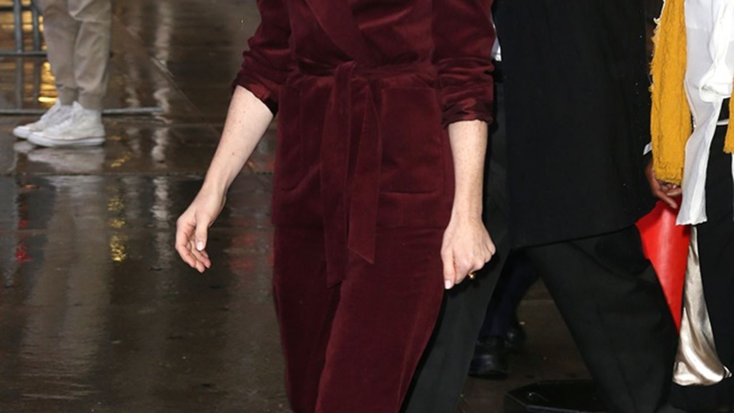 &#x3A0;&#x3BF;&#x3CD; &#x3B1;&#x3C0;&#x3B1;&#x3B8;&#x3B1;&#x3BD;&#x3AC;&#x3C4;&#x3B9;&#x3C3;&#x3B5; &#x3BF; &#x3C6;&#x3B1;&#x3BA;&#x3CC;&#x3C2; &#x3C4;&#x3B7;&#x3BD; Claire Foy &#x3BA;&#x3B1;&#x3B9; &#x3C4;&#x3B7;&#x3BD; Kendall Jenner;