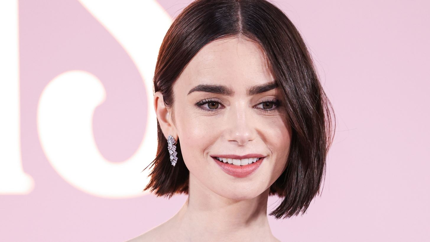 Lily Collins | &#x39C;&#x3B5; &#x3C4;&#x3BF; &#x3C3;&#x3C4;&#x3B9;&#x3BB; &#x3C0;&#x3BF;&#x3C5; &#x3B1;&#x3B3;&#x3B1;&#x3C0;&#x3BF;&#x3CD;&#x3BD; &#x3BF;&#x3B9; &#x393;&#x3B1;&#x3BB;&#x3BB;&#x3AF;&#x3B4;&#x3B5;&#x3C2; &#x3C3;&#x3C4;&#x3B7;&#x3BD; &#x3C0;&#x3C1;&#x3B5;&#x3BC;&#x3B9;&#x3AD;&#x3C1;&#x3B1; &#x3C4;&#x3BF;&#x3C5; Emily in Paris
