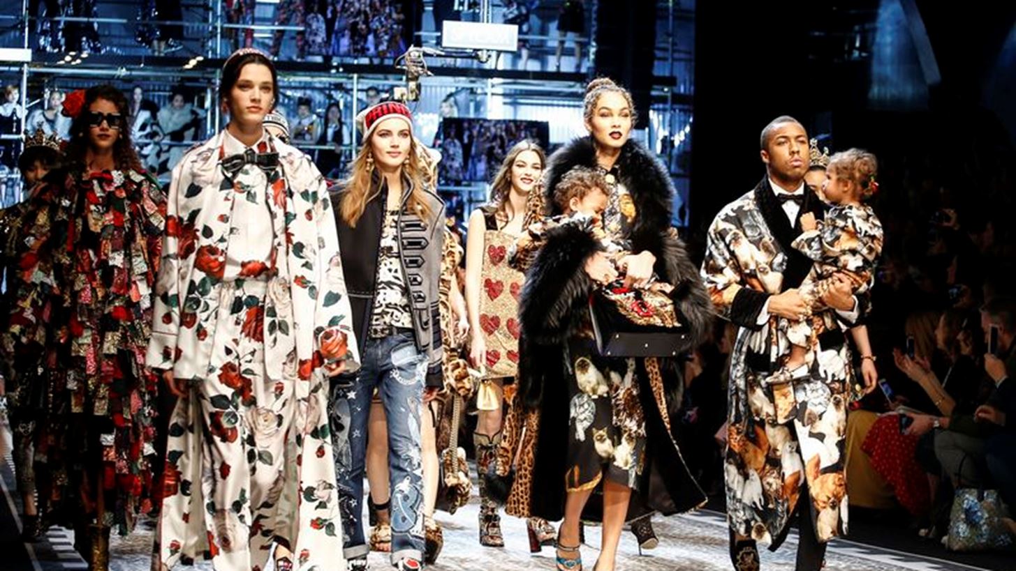 &#x3A4;&#x3B1; &#x3BD;&#x3AD;&#x3B1; sneakers &#x3C4;&#x3C9;&#x3BD; Dolce &amp; Gabbana &#x3C0;&#x3C1;&#x3BF;&#x3BA;&#x3B1;&#x3BB;&#x3BF;&#x3CD;&#x3BD; &#x3B1;&#x3BD;&#x3C4;&#x3B9;&#x3B4;&#x3C1;&#x3AC;&#x3C3;&#x3B5;&#x3B9;&#x3C2; &#x3C3;&#x3C4;&#x3B1; social media