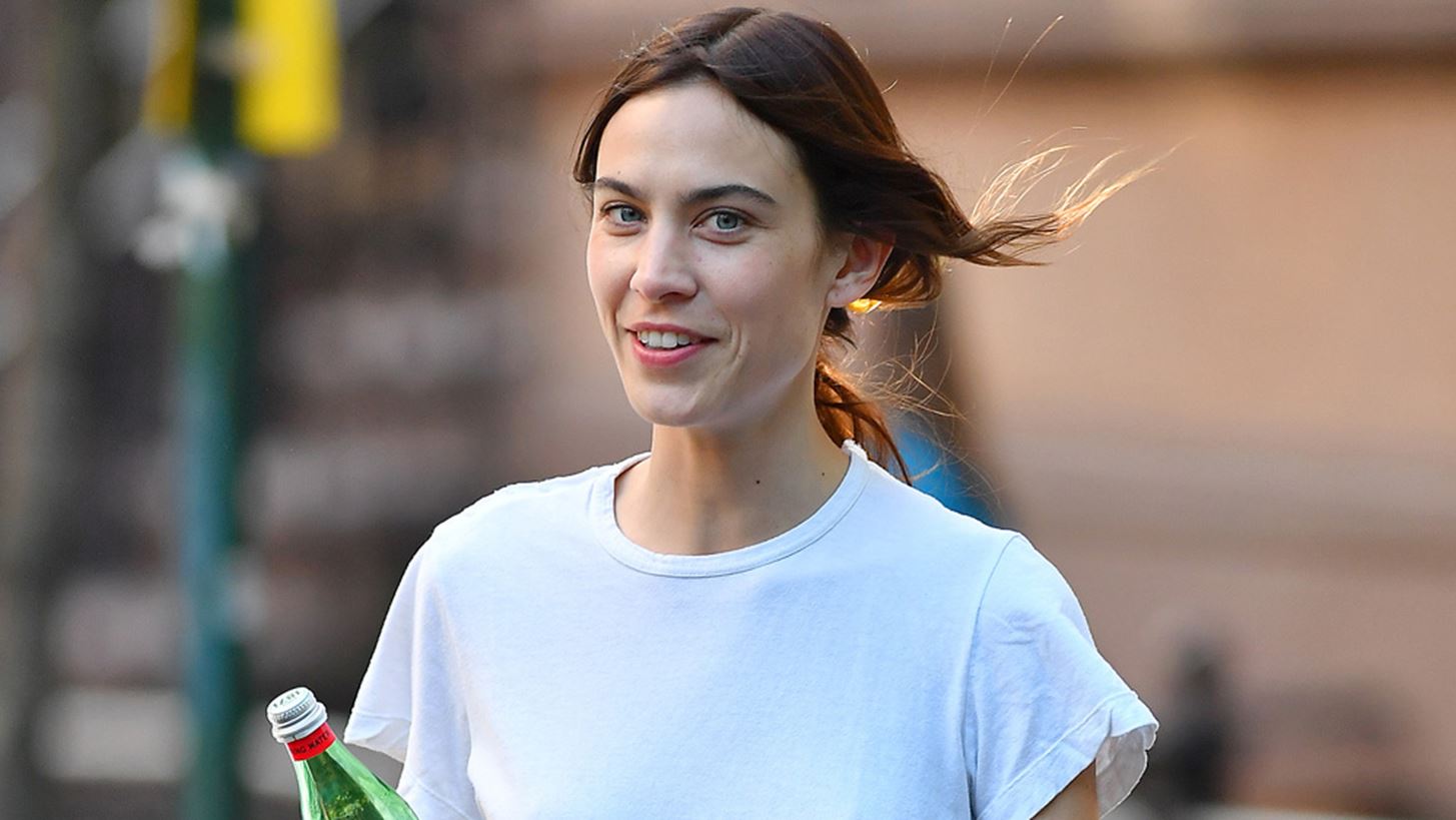 &#x397; Alexa Chung &#x3BA;&#x3AC;&#x3BD;&#x3B5;&#x3B9; (&#x3BE;&#x3B1;&#x3BD;&#x3AC;) &#x3C4;&#x3B1; jelly shoes &#x3BD;&#x3B1; &#x3B4;&#x3B5;&#x3AF;&#x3C7;&#x3BD;&#x3BF;&#x3C5;&#x3BD; cool