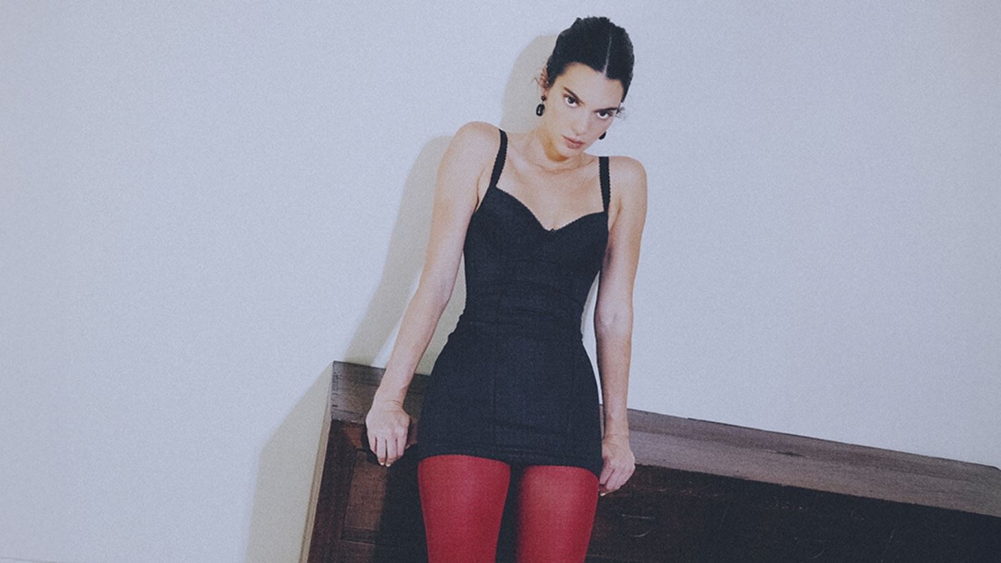 &#x3A4;&#x3BF; &#x3BA;&#x3CC;&#x3BA;&#x3BA;&#x3B9;&#x3BD;&#x3BF; &#x3BA;&#x3B1;&#x3BB;&#x3C3;&#x3CC;&#x3BD; &#x3C4;&#x3B7;&#x3C2; Kendall Jenner &#x3B1;&#x3C0;&#x3CC; &#x3C4;&#x3B7;&#x3BD; Calzedonia &#x3B5;&#x3AF;&#x3BD;&#x3B1;&#x3B9; &#x3C4;&#x3BF; &#x3B1;&#x3C0;&#x3CC;&#x3BB;&#x3C5;&#x3C4;&#x3BF; festive statement