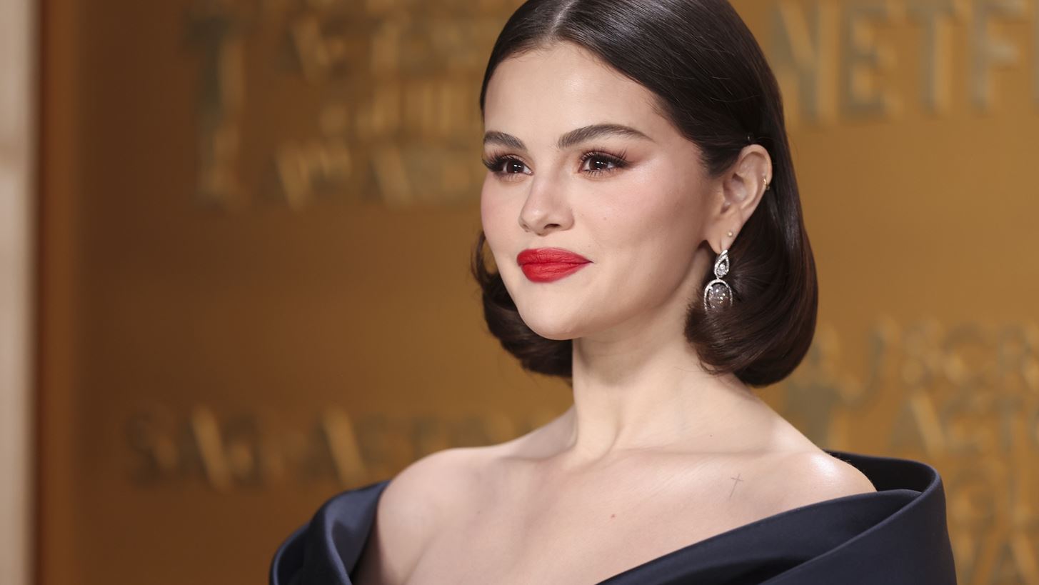 To &quot;Perfect Red&quot; Carpet &#x3BC;&#x3B1;&#x3BD;&#x3B9;&#x3BA;&#x3B9;&#x3BF;&#x3CD;&#x3C1; &#x3C4;&#x3B7;&#x3C2; Selena Gomez &#x3B5;&#x3AF;&#x3BD;&#x3B1;&#x3B9; &#x3B7; &#x3B8;&#x3B7;&#x3BB;&#x3C5;&#x3BA;&#x3AE; (&#x3BA;&#x3B1;&#x3B9; &#x3B4;&#x3B9;&#x3B1;&#x3C6;&#x3BF;&#x3C1;&#x3B5;&#x3C4;&#x3B9;&#x3BA;&#x3AE;) &#x3B5;&#x3C0;&#x3B9;&#x3BB;&#x3BF;&#x3B3;&#x3AE; &#x3B3;&#x3B9;&#x3B1; &#x3C4;&#x3B7;&#x3BD; &#x3AC;&#x3BD;&#x3BF;&#x3B9;&#x3BE;&#x3B7;