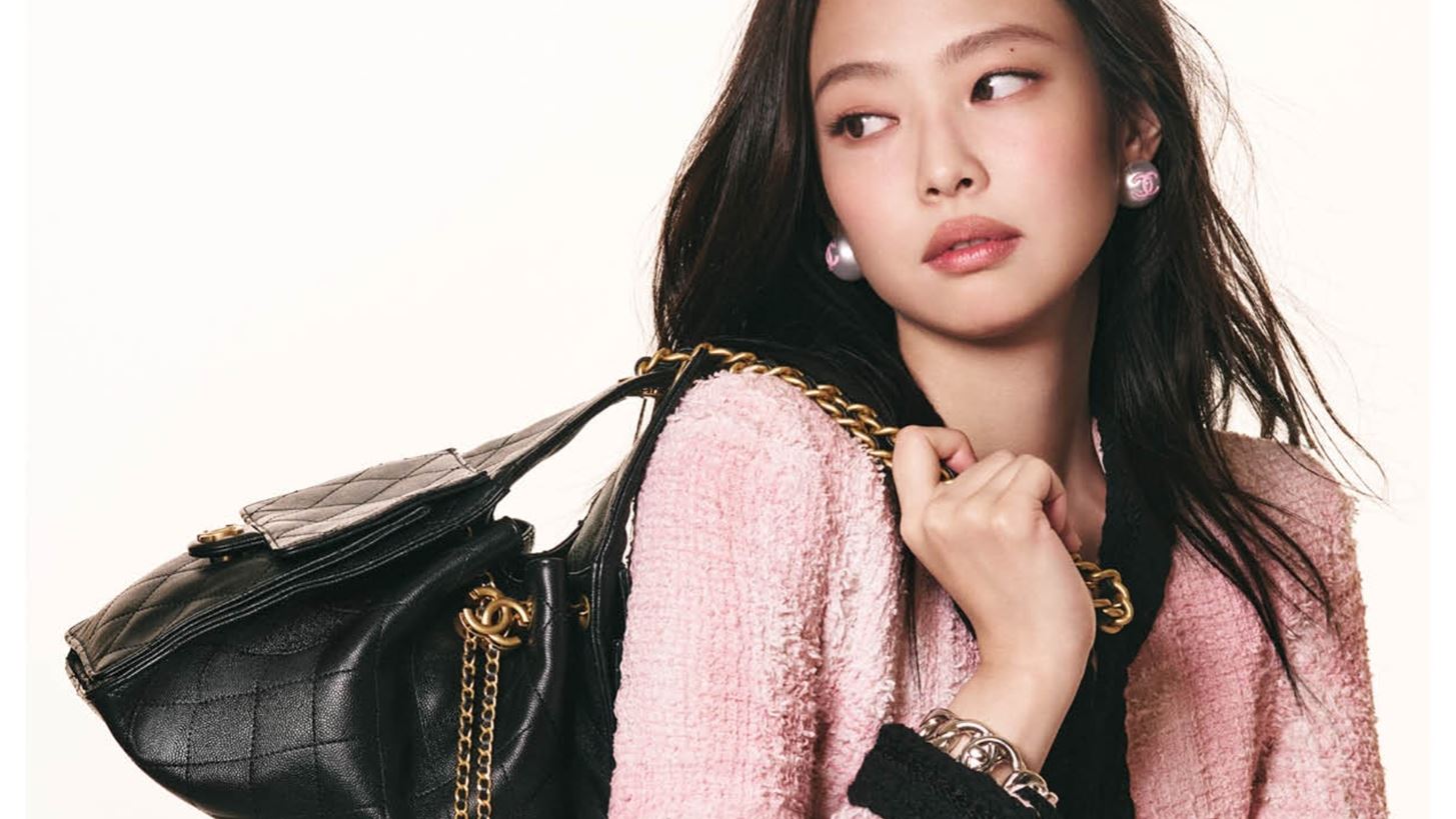 &#x397; Chanel &#x3B1;&#x3BD;&#x3B1;&#x3BA;&#x3BF;&#x3B9;&#x3BD;&#x3CE;&#x3BD;&#x3B5;&#x3B9; &#x3C4;&#x3B7;&#x3BD; Jennie &#x3C9;&#x3C2; &#x3BD;&#x3AD;&#x3BF; &#x3C0;&#x3C1;&#x3CC;&#x3C3;&#x3C9;&#x3C0;&#x3BF; &#x3C4;&#x3B7;&#x3C2; &#x3B4;&#x3B9;&#x3B1;&#x3C6;&#x3B7;&#x3BC;&#x3B9;&#x3C3;&#x3C4;&#x3B9;&#x3BA;&#x3AE;&#x3C2; &#x3BA;&#x3B1;&#x3BC;&#x3C0;&#x3AC;&#x3BD;&#x3B9;&#x3B1;&#x3C2; &#x3B3;&#x3B9;&#x3B1; &#x3C4;&#x3B7;&#x3BD; &#x3C4;&#x3C3;&#x3AC;&#x3BD;&#x3C4;&#x3B1; Chanel 25 &#x3C3;&#x3C4;&#x3BF; &#x3C0;&#x3BB;&#x3B5;&#x3C5;&#x3C1;&#x3CC; &#x3C4;&#x3B7;&#x3C2; Dua Lipa