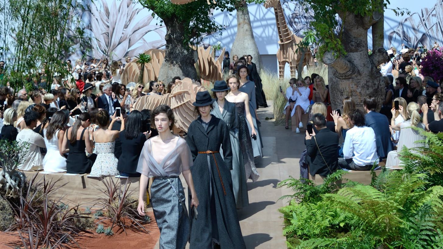 Dior Haute Couture F/W &#x27;17-&#x27;18: &#x39C;&#x3B9;&#x3B1; &#x3C3;&#x3C5;&#x3BB;&#x3BB;&#x3BF;&#x3B3;&#x3AE;- &#x3C6;&#x3CC;&#x3C1;&#x3BF;&#x3C2; &#x3C4;&#x3B9;&#x3BC;&#x3AE;&#x3C2; &#x3C3;&#x3C4;&#x3B7;&#x3BD; &#x3B9;&#x3C3;&#x3C4;&#x3BF;&#x3C1;&#x3AF;&#x3B1; &#x3C4;&#x3BF;&#x3C5; &#x3B8;&#x3C1;&#x3C5;&#x3BB;&#x3B9;&#x3BA;&#x3BF;&#x3CD; &#x3BF;&#x3AF;&#x3BA;&#x3BF;&#x3C5;