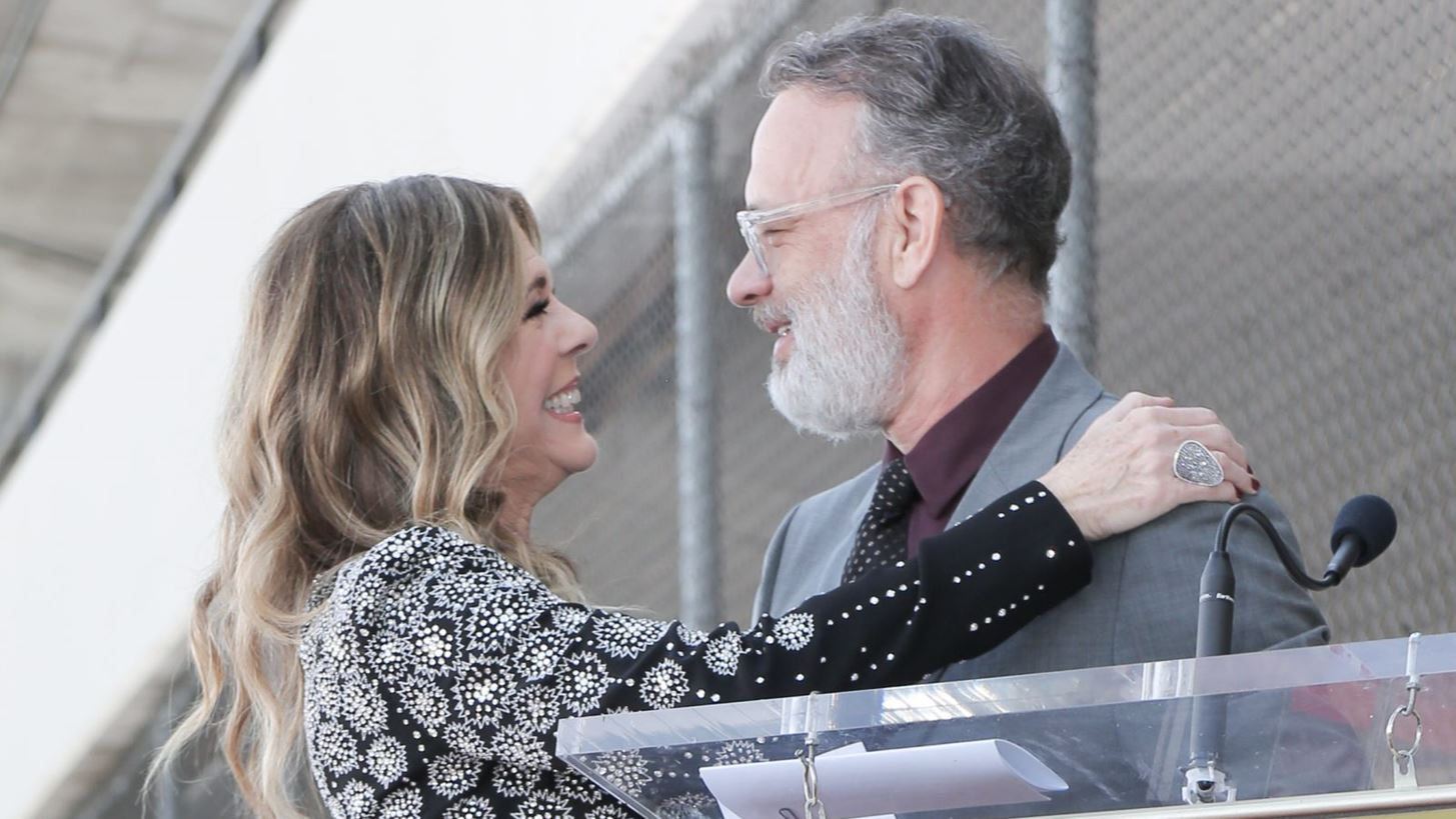 &#x39F; Tom Hanks &#x3BC;&#x3B9;&#x3BB;&#x3AC;&#x3B5;&#x3B9; &#x3B3;&#x3B9;&#x3B1; &#x3C4;&#x3BF; &#x3C0;&#x3B9;&#x3BF; &#x3C0;&#x3B5;&#x3C1;&#x3AF;&#x3B5;&#x3C1;&#x3B3;&#x3BF; &#x3C3;&#x3CD;&#x3BC;&#x3C0;&#x3C4;&#x3C9;&#x3BC;&#x3B1; &#x3C4;&#x3BF;&#x3C5; &#x3BA;&#x3BF;&#x3C1;&#x3BF;&#x3BD;&#x3BF;&#x3CA;&#x3BF;&#x3CD;