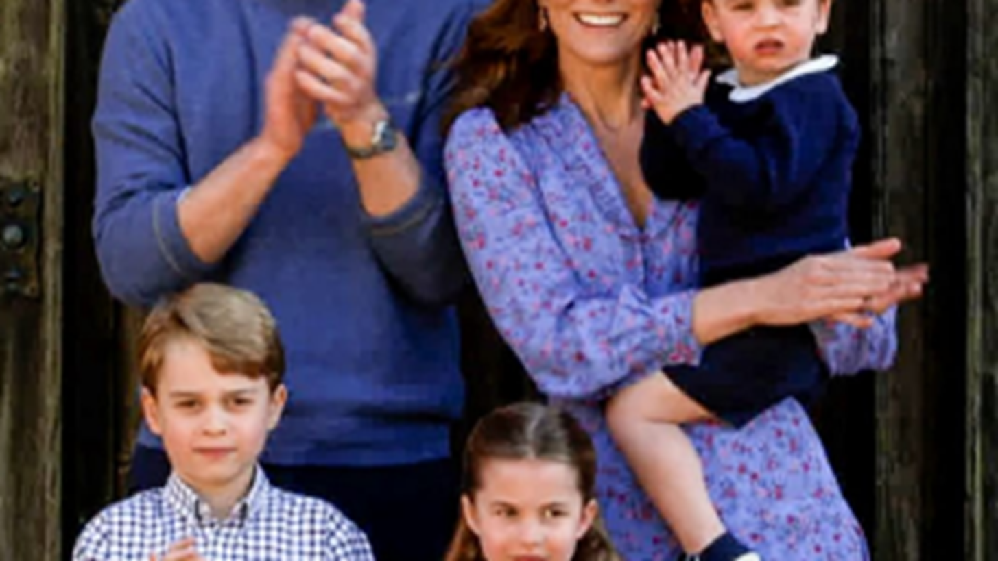 Kate &amp; William: &#x3A7;&#x3B5;&#x3B9;&#x3C1;&#x3BF;&#x3BA;&#x3C1;&#x3BF;&#x3C4;&#x3BF;&#x3CD;&#x3BD; &#x3BC;&#x3B1;&#x3B6;&#x3AF; &#x3BC;&#x3B5; &#x3C4;&#x3B1; &#x3C4;&#x3C1;&#x3AF;&#x3B1; &#x3C4;&#x3BF;&#x3C5;&#x3C2; &#x3C0;&#x3B1;&#x3B9;&#x3B4;&#x3B9;&#x3AC; &#x3B3;&#x3B9;&#x3B1; &#x3C4;&#x3BF; &#x3B9;&#x3B1;&#x3C4;&#x3C1;&#x3B9;&#x3BA;&#x3CC; &#x3C0;&#x3C1;&#x3BF;&#x3C3;&#x3C9;&#x3C0;&#x3B9;&#x3BA;&#x3CC; &#x3C4;&#x3B7;&#x3C2; &#x39C;. &#x392;&#x3C1;&#x3B5;&#x3C4;&#x3B1;&#x3BD;&#x3AF;&#x3B1;&#x3C2;