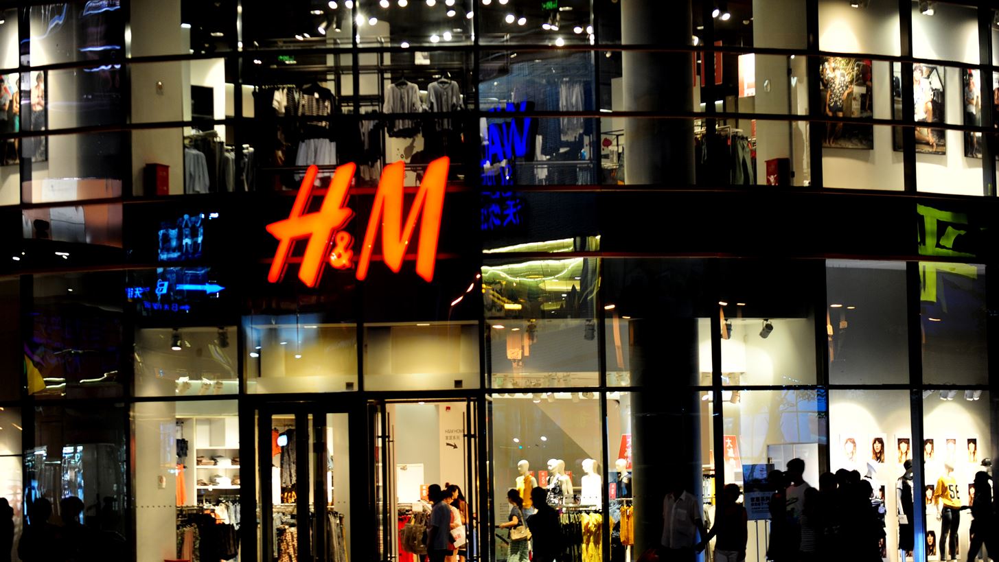 Charlotte S&#xF6;derstr&#xF6;m | &#x3A0;&#x3BF;&#x3B9;&#x3B1; &#x3B5;&#x3AF;&#x3BD;&#x3B1;&#x3B9; &#x3B7; &#x3C7;&#x3C1;&#x3C5;&#x3C3;&#x3AE; &#x3BA;&#x3BB;&#x3B7;&#x3C1;&#x3BF;&#x3BD;&#x3CC;&#x3BC;&#x3BF;&#x3C2; &#x3C4;&#x3B7;&#x3C2; H&amp;M: &#x397; &#x3C0;&#x3BF;&#x3BB;&#x3C5;&#x3C4;&#x3B5;&#x3BB;&#x3AE;&#x3C2; &#x3B6;&#x3C9;&#x3AE;, &#x3C4;&#x3B1; &#x3BF;&#x3BB;&#x3C5;&#x3BC;&#x3C0;&#x3B9;&#x3B1;&#x3BA;&#x3AC; &#x3BC;&#x3B5;&#x3C4;&#x3AC;&#x3BB;&#x3BB;&#x3B9;&#x3B1; &#x3BA;&#x3B1;&#x3B9; &#x3B7; &#x3B1;&#x3BC;&#x3CD;&#x3B8;&#x3B7;&#x3C4;&#x3B7; &#x3C0;&#x3B5;&#x3C1;&#x3B9;&#x3BF;&#x3C5;&#x3C3;&#x3AF;&#x3B1;