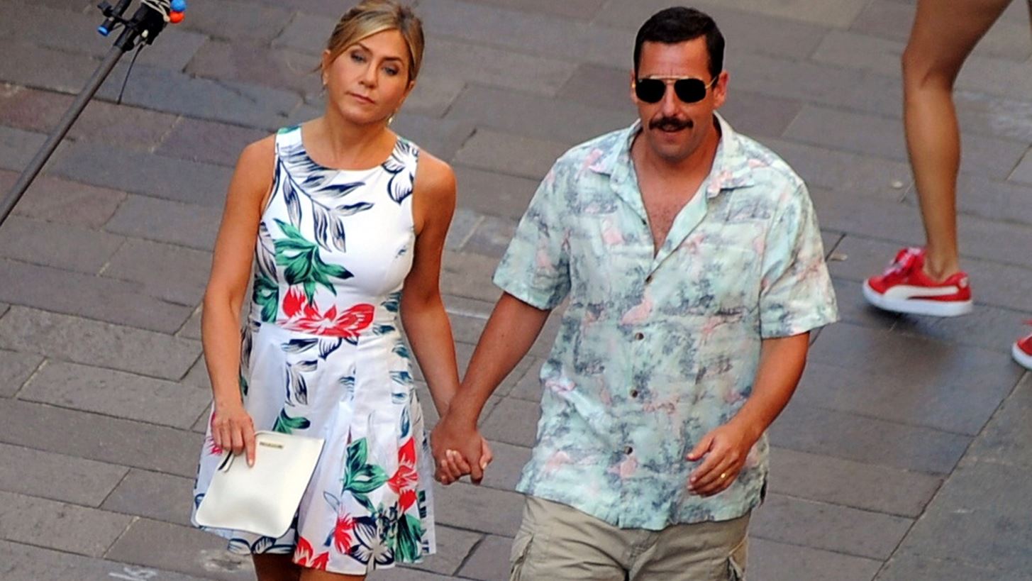 Adam Sandler | &#x3A3;&#x3C4;&#x3AD;&#x3BB;&#x3BD;&#x3B5;&#x3B9; &#x3BA;&#x3AC;&#x3B8;&#x3B5; &#x3C7;&#x3C1;&#x3CC;&#x3BD;&#x3BF; &#x3BB;&#x3BF;&#x3C5;&#x3BB;&#x3BF;&#x3CD;&#x3B4;&#x3B9;&#x3B1; &#x3C3;&#x3C4;&#x3B7;&#x3BD; Jennifer Aniston &#x3B3;&#x3B9;&#x3B1; &#x3AD;&#x3BD;&#x3B1;&#x3BD; &#x3C3;&#x3C5;&#x3B3;&#x3BA;&#x3B9;&#x3BD;&#x3B7;&#x3C4;&#x3B9;&#x3BA;&#x3CC; &#x3BB;&#x3CC;&#x3B3;&#x3BF;