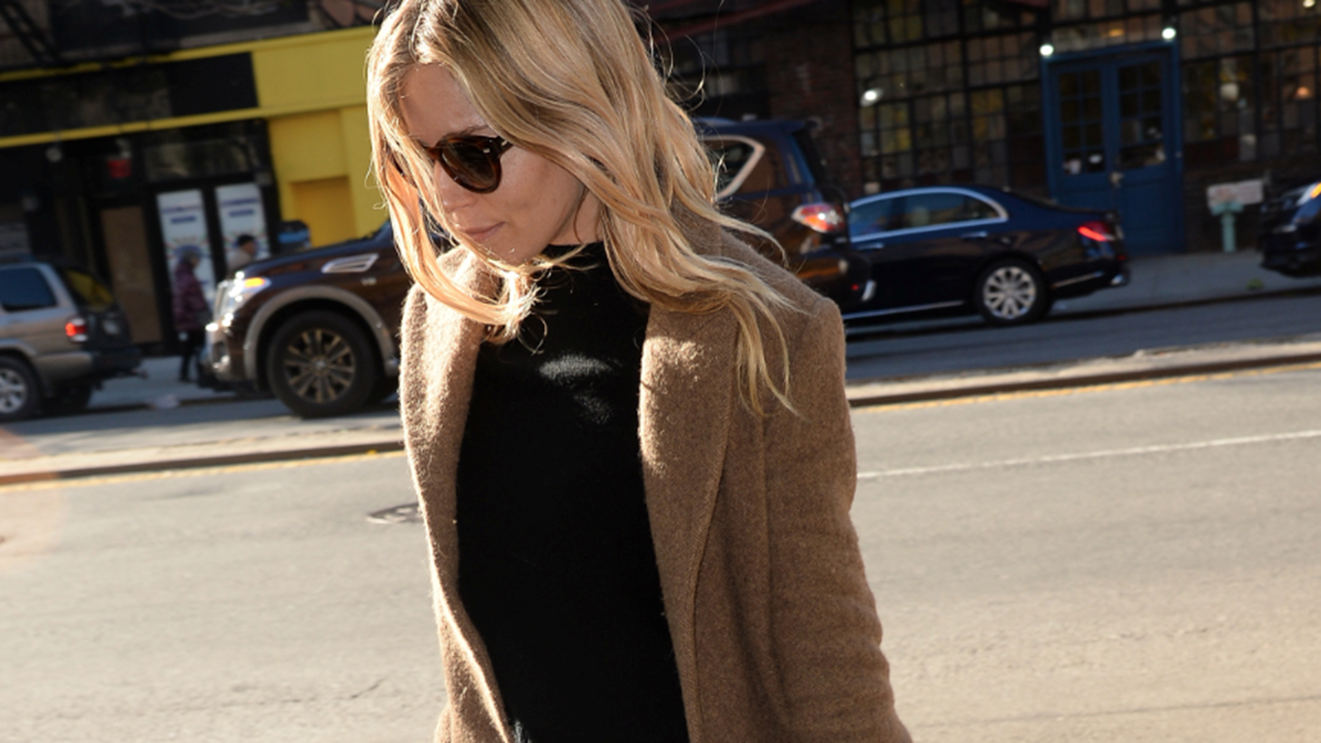 H Sienna Miller &#x3C6;&#x3BF;&#x3C1;&#x3AC; &#x3C4;&#x3BF; &#x3C0;&#x3B1;&#x3BB;&#x3C4;&#x3CC; &#x3C0;&#x3BF;&#x3C5; &#x3B8;&#x3AD;&#x3BB;&#x3BF;&#x3C5;&#x3BC;&#x3B5; &#x3BD;&#x3B1; &#x3B1;&#x3B3;&#x3BF;&#x3C1;&#x3AC;&#x3C3;&#x3BF;&#x3C5;&#x3BC;&#x3B5; &#x3C4;&#x3BF; &#x3C6;&#x3B5;&#x3C4;&#x3B9;&#x3BD;&#x3CC; &#x3C7;&#x3B5;&#x3B9;&#x3BC;&#x3CE;&#x3BD;&#x3B1;
