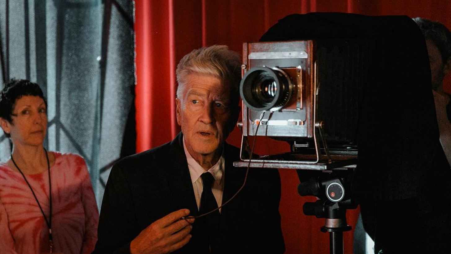 &#x39F; David Lynch &#x3BC;&#x3CC;&#x3BB;&#x3B9;&#x3C2; &#x3B5;&#x3C0;&#x3B1;&#x3BD;&#x3B1;&#x3BA;&#x3C5;&#x3BA;&#x3BB;&#x3BF;&#x3C6;&#x3CC;&#x3C1;&#x3B7;&#x3C3;&#x3B5; &#x3BC;&#x3AF;&#x3B1; &#x3C3;&#x3B5;&#x3B9;&#x3C1;&#x3AC; &#x3BC;&#x3C5;&#x3C3;&#x3C4;&#x3B7;&#x3C1;&#x3AF;&#x3BF;&#x3C5; &#x3C4;&#x3BF;&#x3C5; 2002