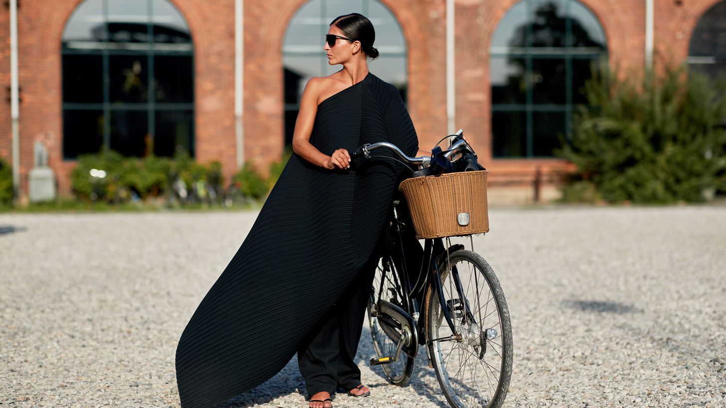 One-shoulder top: &#x3A4;&#x3BF; summer staple &#x3C0;&#x3BF;&#x3C5; &#x3B8;&#x3B1; &#x3B1;&#x3BD;&#x3B1;&#x3B2;&#x3B1;&#x3B8;&#x3BC;&#x3AF;&#x3C3;&#x3B5;&#x3B9; &#x3C4;&#x3B9;&#x3C2; &#x3B5;&#x3BC;&#x3C6;&#x3B1;&#x3BD;&#x3AF;&#x3C3;&#x3B5;&#x3B9;&#x3C2; &#x3C3;&#x3BF;&#x3C5;