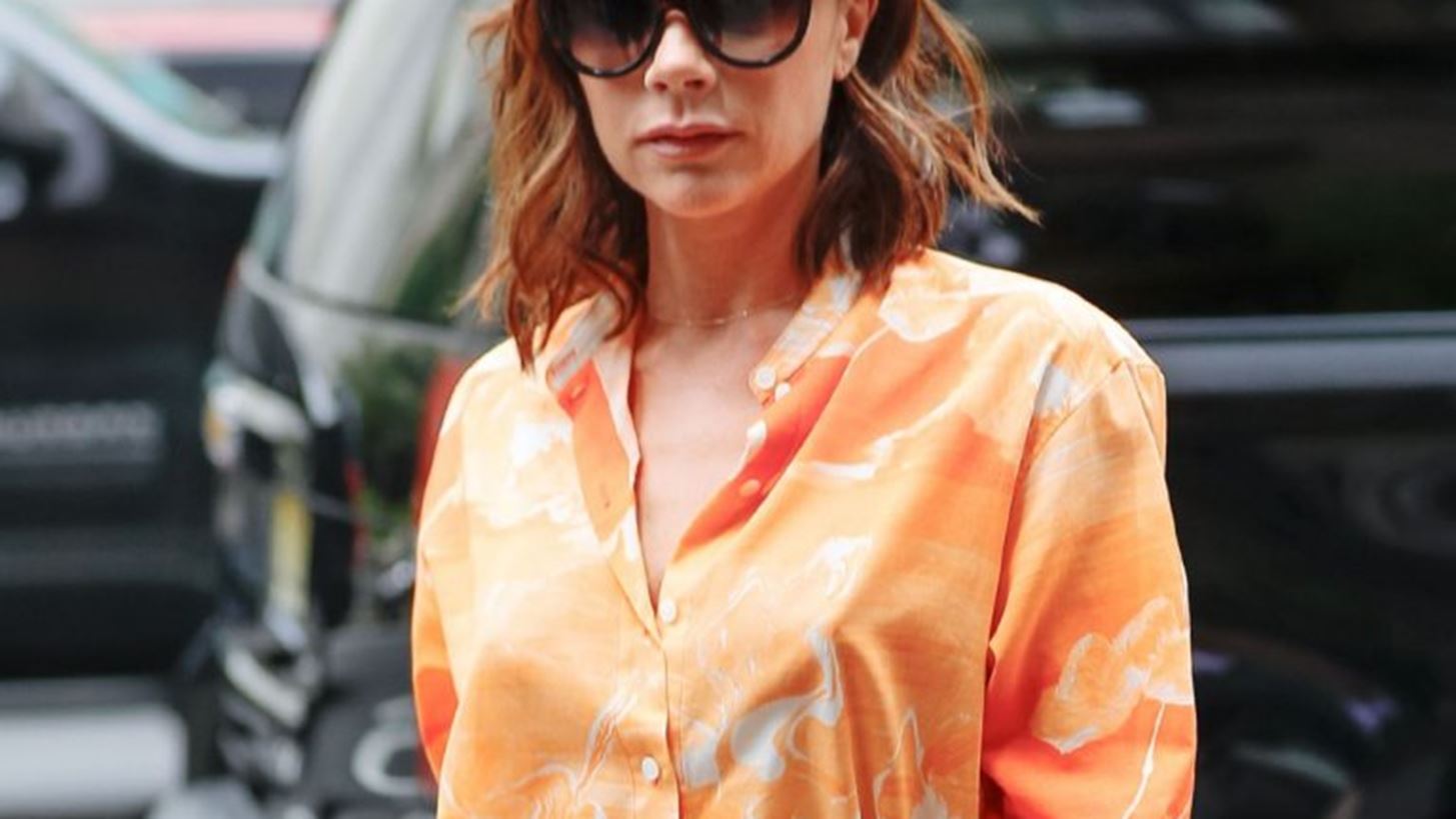 Victoria Beckham: &#x3A6;&#x3CC;&#x3C1;&#x3B5;&#x3C3;&#x3B5; &#x3C4;&#x3B9;&#x3C2; &#x3C0;&#x3B9;&#x3C4;&#x3B6;&#x3AC;&#x3BC;&#x3B5;&#x3C2; &#x3C4;&#x3B7;&#x3C2; &#x3B3;&#x3B9;&#x3B1; &#x3BD;&#x3B1; &#x3B2;&#x3B3;&#x3B5;&#x3B9; &#x3AD;&#x3BE;&#x3C9; &#x3BA;&#x3B1;&#x3B9;&#x2026; &#x3BC;&#x3B1;&#x3C2; &#x3AC;&#x3C1;&#x3B5;&#x3C3;&#x3B5;