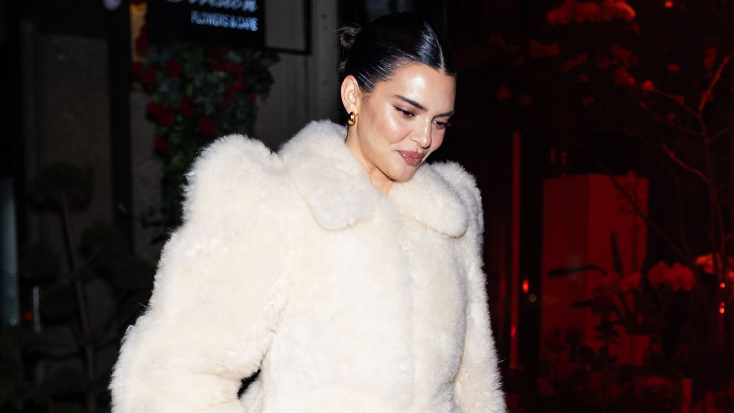 Kendall Jenner | &#x3A4;&#x3BF; highlighter &#x3C0;&#x3BF;&#x3C5; &#x3C7;&#x3C1;&#x3B7;&#x3C3;&#x3B9;&#x3BC;&#x3BF;&#x3C0;&#x3BF;&#x3B9;&#x3B5;&#x3AF; &#x3B3;&#x3B9;&#x3B1; &#x3B1;&#x3C8;&#x3B5;&#x3B3;&#x3AC;&#x3B4;&#x3B9;&#x3B1;&#x3C3;&#x3C4;&#x3BF; glow &#x3C3;&#x3C4;&#x3B7;&#x3BD; &#x3B5;&#x3C0;&#x3B9;&#x3B4;&#x3B5;&#x3C1;&#x3BC;&#x3AF;&#x3B4;&#x3B1;