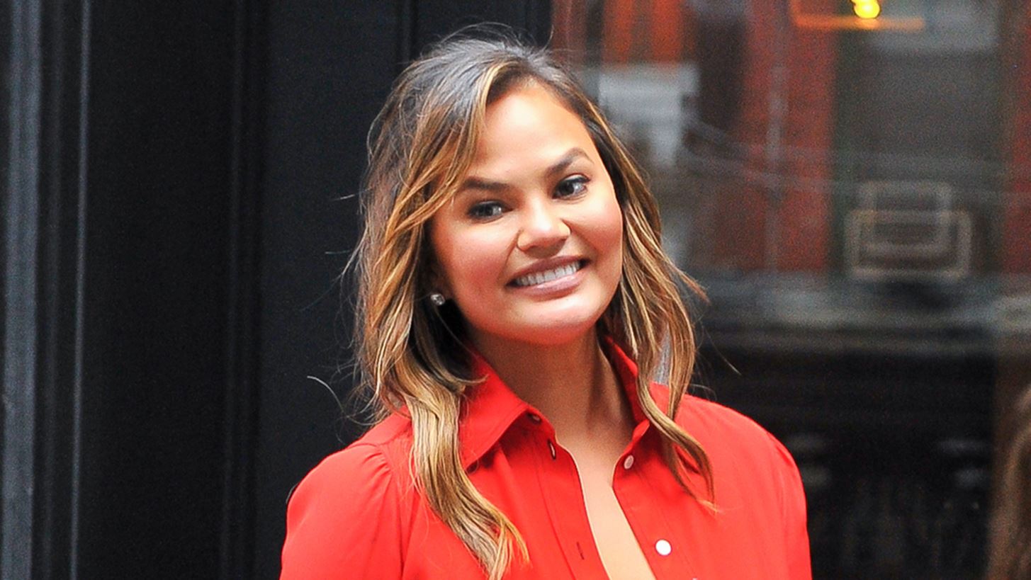 Chrissy Teigen | &#x3A3;&#x3AF;&#x3B3;&#x3BF;&#x3C5;&#x3C1;&#x3B1; &#x3C3;&#x3B5; &#x3B5;&#x3BD;&#x3B4;&#x3B9;&#x3B1;&#x3C6;&#x3AD;&#x3C1;&#x3B5;&#x3B9; &#x3BD;&#x3B1; &#x3B4;&#x3B5;&#x3B9;&#x3C2; &#x3C0;&#x3CE;&#x3C2; &#x3C6;&#x3CC;&#x3C1;&#x3B5;&#x3C3;&#x3B5; &#x3C4;&#x3BF; &#x3BC;&#x3B9;&#x3BA;&#x3C1;&#x3CC; &#x3BC;&#x3B1;&#x3CD;&#x3C1;&#x3BF; &#x3C6;&#x3CC;&#x3C1;&#x3B5;&#x3BC;&#x3B1;