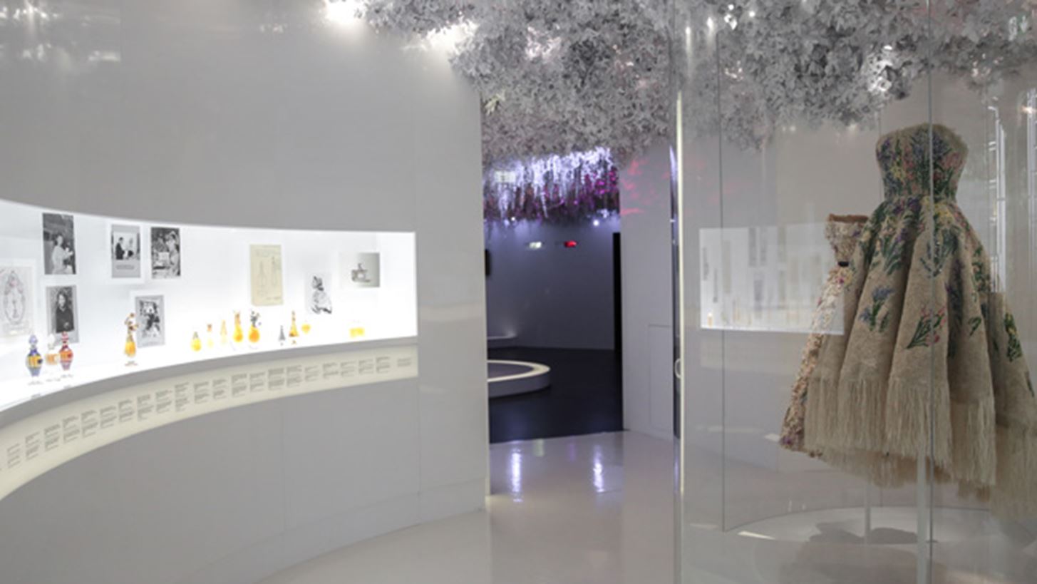 &quot;Christian Dior, Designer Of Dreams&quot; &#x397; &#x3B1;&#x3BD;&#x3B1;&#x3B4;&#x3C1;&#x3BF;&#x3BC;&#x3B9;&#x3BA;&#x3AE; &#x3AD;&#x3BA;&#x3B8;&#x3B5;&#x3C3;&#x3B7; &#x3B3;&#x3B9;&#x3B1; &#x3C4;&#x3BF;&#x3BD; &#x3B8;&#x3C1;&#x3C5;&#x3BB;&#x3B9;&#x3BA;&#x3CC; &#x3BF;&#x3AF;&#x3BA;&#x3BF;