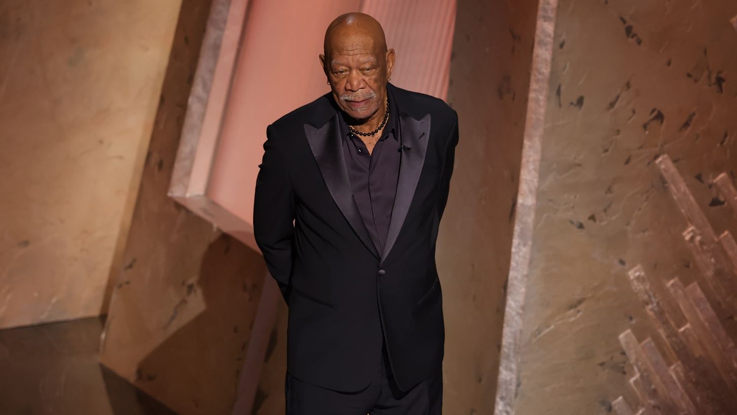 Oscars 2025 | &#x393;&#x3B9;&#x3B1;&#x3C4;&#x3AF; &#x3BF; Morgan Freeman &#x3C6;&#x3BF;&#x3C1;&#x3BF;&#x3CD;&#x3C3;&#x3B5; &#x3B3;&#x3AC;&#x3BD;&#x3C4;&#x3B9; &#x3C3;&#x3C4;&#x3BF; &#x3B1;&#x3C1;&#x3B9;&#x3C3;&#x3C4;&#x3B5;&#x3C1;&#x3CC; &#x3C4;&#x3BF;&#x3C5; &#x3C7;&#x3AD;&#x3C1;&#x3B9;