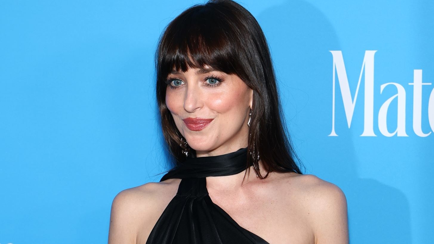 &#x3A4;&#x3B1; &#x3BC;&#x3B5;&#x3BB;&#x3BB;&#x3BF;&#x3BD;&#x3C4;&#x3B9;&#x3BA;&#x3AC; &#x3C3;&#x3C7;&#x3AD;&#x3B4;&#x3B9;&#x3B1; &#x3C4;&#x3B7;&#x3C2; Dakota Johnson &#x3B1;&#x3C0;&#x3BF;&#x3BA;&#x3B1;&#x3BB;&#x3CD;&#x3C6;&#x3B8;&#x3B7;&#x3BA;&#x3B1;&#x3BD; &#x3BC;&#x3B5;&#x3C4;&#x3AC; &#x3C4;&#x3BF;&#x3BD; &#x3C7;&#x3C9;&#x3C1;&#x3B9;&#x3C3;&#x3BC;&#x3CC; &#x3B1;&#x3C0;&#x3CC; &#x3C4;&#x3BF;&#x3BD; Chris Martin