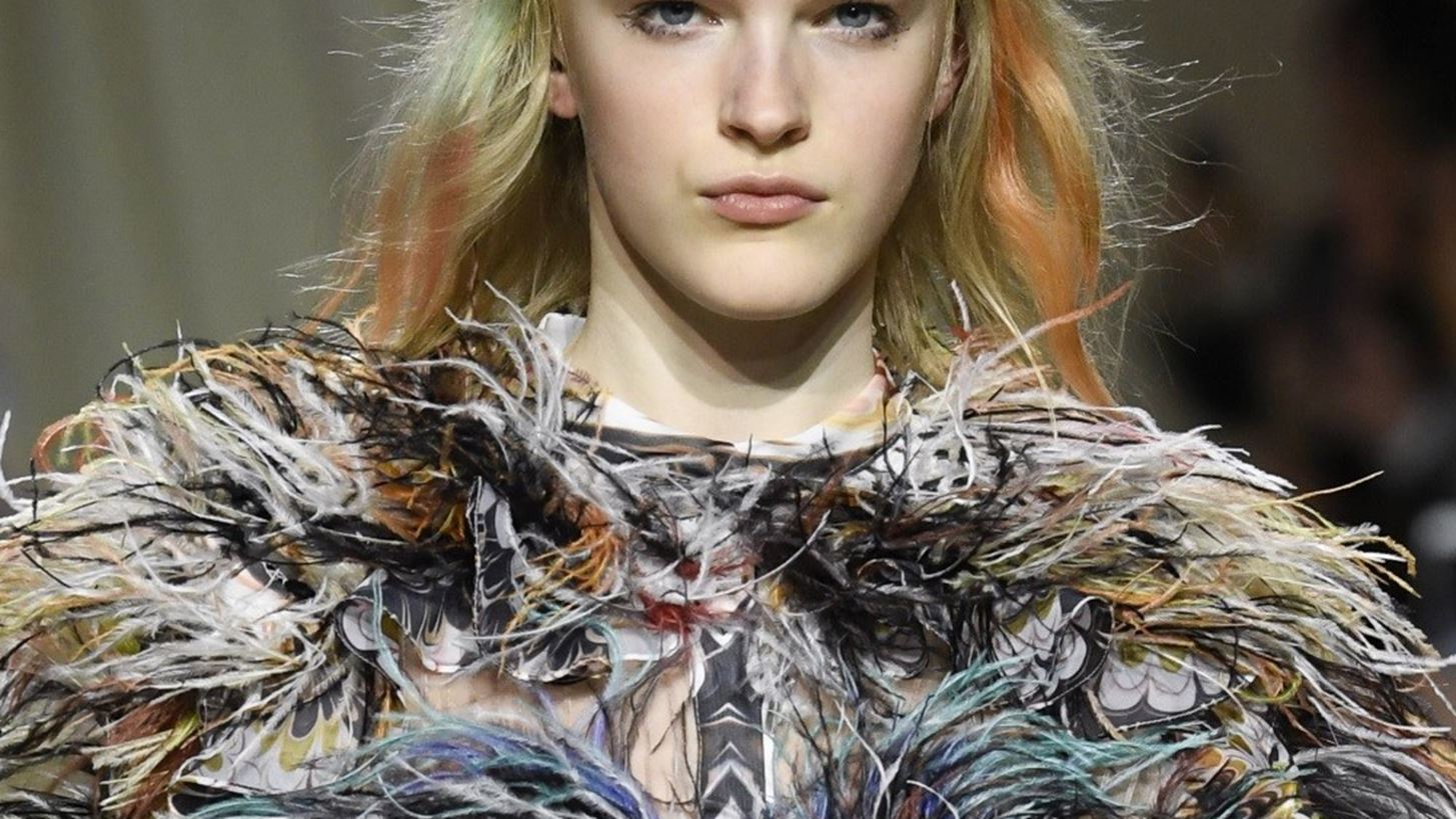 &#x3A4;&#x3B1; &#x3BC;&#x3B1;&#x3BB;&#x3BB;&#x3B9;&#x3AC; &#x3C3;&#x3C4;&#x3BF; show &#x3C4;&#x3B7;&#x3C2; Mary Katrantzou &#x3BB;&#x3AD;&#x3B3;&#x3BF;&#x3BD;&#x3C4;&#x3B1;&#x3B9; Color Cloud &#x3BA;&#x3B1;&#x3B9; &#x3BC;&#x3CC;&#x3BB;&#x3B9;&#x3C2; &#x3C3;&#x3BF;&#x3C5; &#x3AD;&#x3BB;&#x3C5;&#x3C3;&#x3B1;&#x3BD; &#x3C4;&#x3BF; &#x3BC;&#x3B5;&#x3B3;&#x3B1;&#x3BB;&#x3CD;&#x3C4;&#x3B5;&#x3C1;&#x3CC; &#x3C3;&#x3BF;&#x3C5; &#x3C0;&#x3C1;&#x3CC;&#x3B2;&#x3BB;&#x3B7;&#x3BC;&#x3B1;