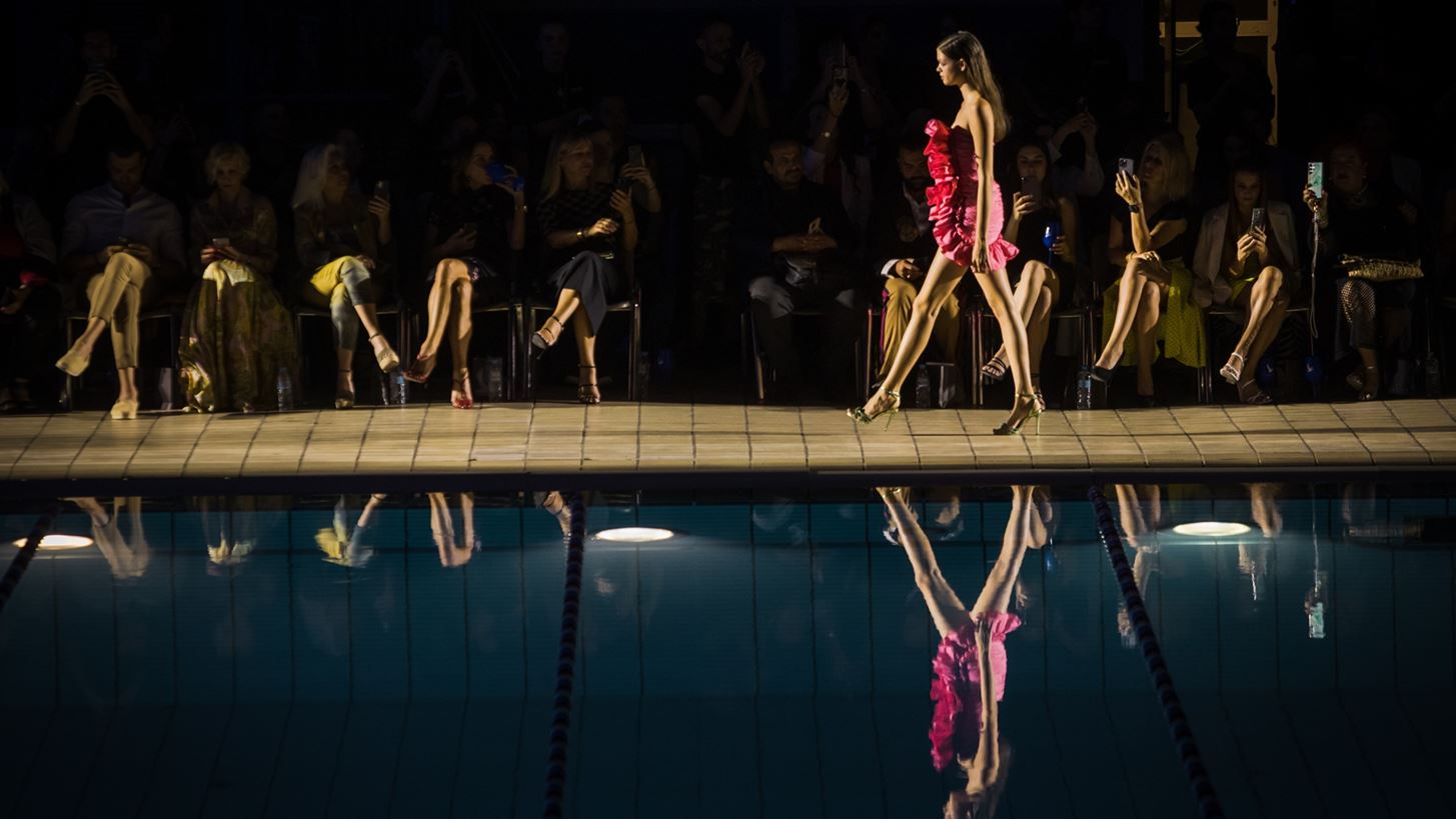 &#x397; Athens Fashion Week &#x3B5;&#x3C0;&#x3B9;&#x3C3;&#x3C4;&#x3C1;&#x3AD;&#x3C6;&#x3B5;&#x3B9;