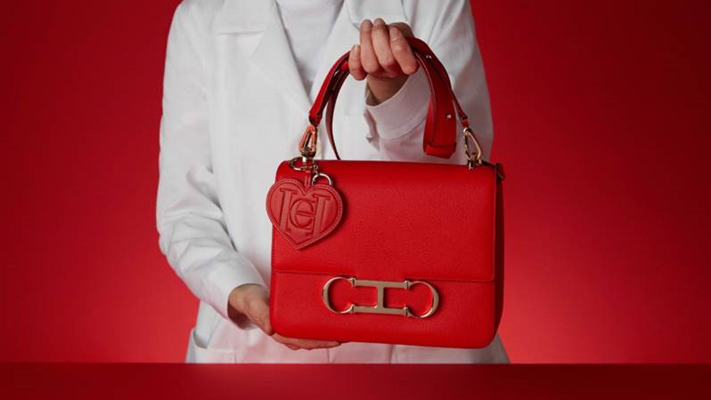 Carolina Herrera | &#x398;&#x3B1; &#x3B4;&#x3C9;&#x3C1;&#x3AF;&#x3C3;&#x3B5;&#x3B9; 7 &#x3B5;&#x3BA;. &#x3B4;&#x3BF;&#x3BB;&#x3AC;&#x3C1;&#x3B9;&#x3B1; &#x3B3;&#x3B9;&#x3B1; &#x3C4;&#x3B7;&#x3BD; &#x3BA;&#x3B1;&#x3C4;&#x3B1;&#x3C0;&#x3BF;&#x3BB;&#x3AD;&#x3BC;&#x3B7;&#x3C3;&#x3B7; &#x3C4;&#x3BF;&#x3C5; COVID-19