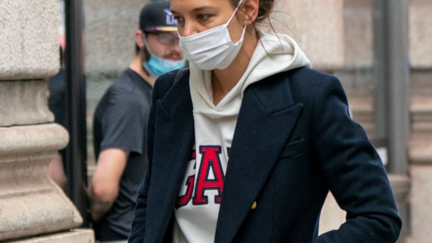 Η Katie Holmes σού δείχνει πώς να φορέσεις το αγαπημένο σου hoodie με stylish τρόπο