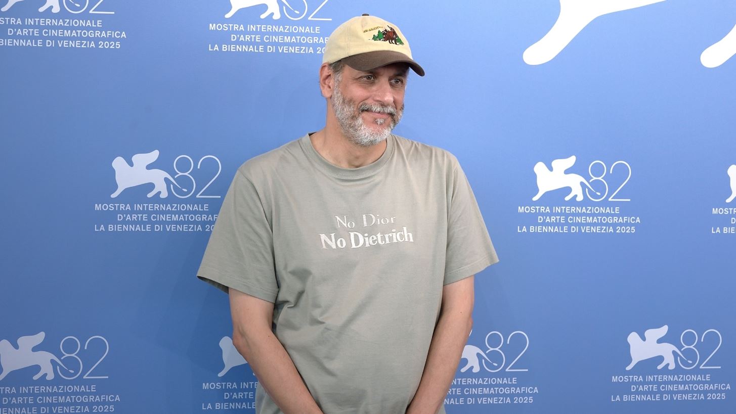 No Dior, No Dietrich | &#x397; fashion &#x3B9;&#x3C3;&#x3C4;&#x3BF;&#x3C1;&#x3AF;&#x3B1; &#x3C0;&#x3AF;&#x3C3;&#x3C9; &#x3B1;&#x3C0;&#x3CC; &#x3C4;&#x3BF; &#x3C0;&#x3BF;&#x3BB;&#x3C5;&#x3C3;&#x3C5;&#x3B6;&#x3B7;&#x3C4;&#x3B7;&#x3BC;&#x3AD;&#x3BD;&#x3BF; graphic T-shirt &#x3C4;&#x3BF;&#x3C5; Luca Guadagnino