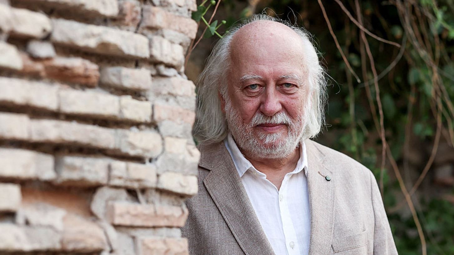 L&#xE1;szl&#xF3; Krasznahorkai | &#x39F; &#x39F;&#x3CD;&#x3B3;&#x3B3;&#x3C1;&#x3BF;&#x3C2; &#x3C3;&#x3C5;&#x3B3;&#x3B3;&#x3C1;&#x3B1;&#x3C6;&#x3AD;&#x3B1;&#x3C2; &#x3BA;&#x3AD;&#x3C1;&#x3B4;&#x3B9;&#x3C3;&#x3B5; &#x3C4;&#x3BF; &#x39D;&#x3CC;&#x3BC;&#x3C0;&#x3B5;&#x3BB; &#x39B;&#x3BF;&#x3B3;&#x3BF;&#x3C4;&#x3B5;&#x3C7;&#x3BD;&#x3AF;&#x3B1;&#x3C2; &#x3B3;&#x3B9;&#x3B1; &#x3C4;&#x3BF; 2025