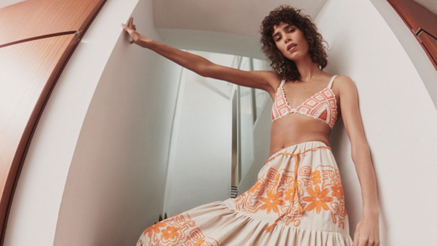 Maje | &#x397; &#x3BD;&#x3AD;&#x3B1; SS22 &#x3C3;&#x3C5;&#x3BB;&#x3BB;&#x3BF;&#x3B3;&#x3AE; &#x3B3;&#x3B9;&#x3BF;&#x3C1;&#x3C4;&#x3AC;&#x3B6;&#x3B5;&#x3B9; &#x3C4;&#x3B7; &#x3B3;&#x3C5;&#x3BD;&#x3B1;&#x3B9;&#x3BA;&#x3B5;&#x3AF;&#x3B1; &#x3B5;&#x3BD;&#x3B4;&#x3C5;&#x3BD;&#x3AC;&#x3BC;&#x3C9;&#x3C3;&#x3B7; &#x3BA;&#x3B1;&#x3B9; &#x3C4;&#x3B7;&#x3BD; &#x3BE;&#x3B5;&#x3B3;&#x3BD;&#x3BF;&#x3B9;&#x3B1;&#x3C3;&#x3B9;&#x3AC;