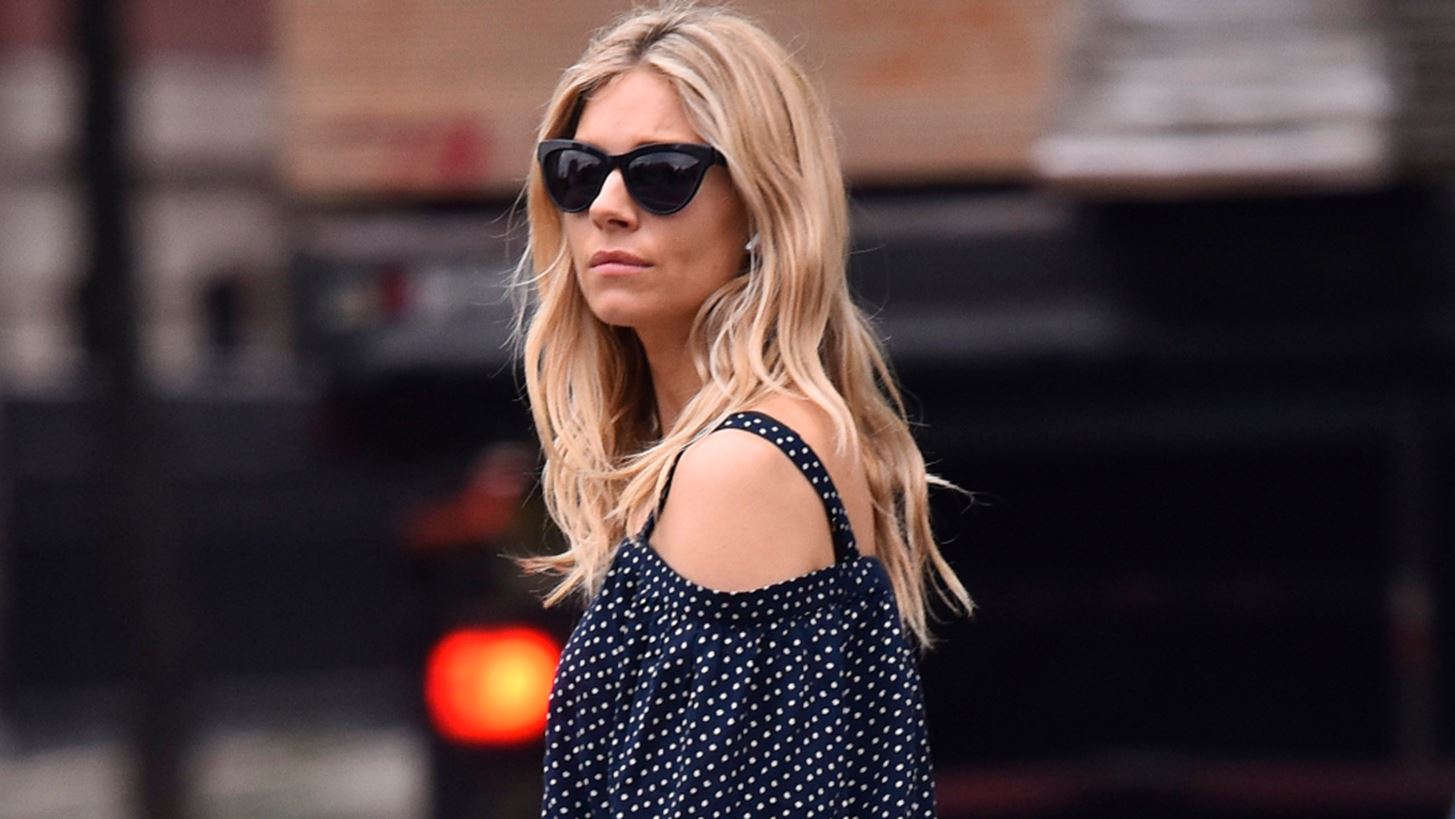 &#x397; Sienna Miller &#x3C6;&#x3CC;&#x3C1;&#x3B5;&#x3C3;&#x3B5; &#x3C4;&#x3BF; &#x3C9;&#x3C1;&#x3B1;&#x3B9;&#x3CC;&#x3C4;&#x3B5;&#x3C1;&#x3BF; slip dress &#x3C4;&#x3BF;&#x3C5; &#x3BA;&#x3B1;&#x3BB;&#x3BF;&#x3BA;&#x3B1;&#x3B9;&#x3C1;&#x3B9;&#x3BF;&#x3CD;