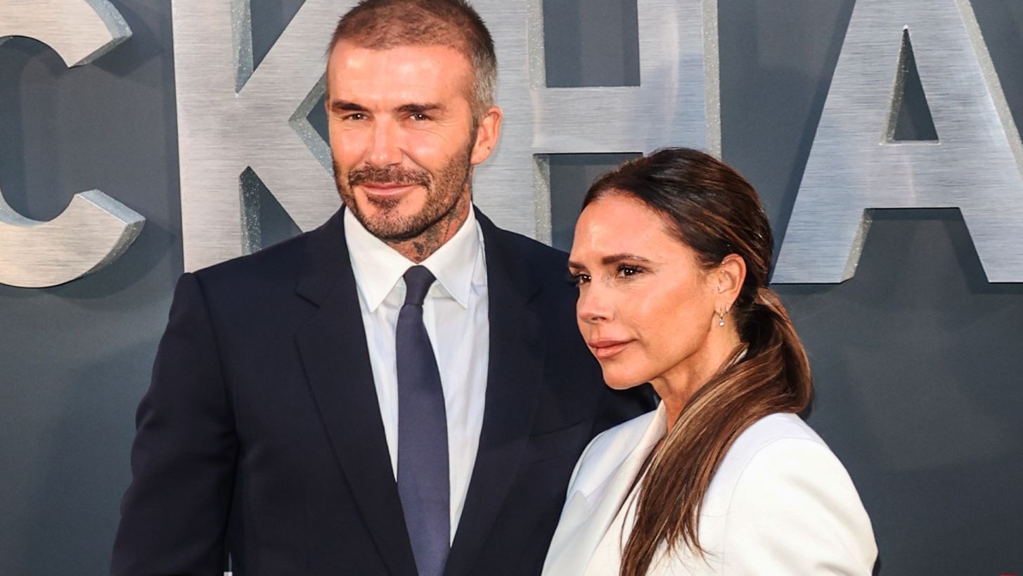 Victoria &amp; David Beckham | &#x3A6;&#x3CC;&#x3C1;&#x3B5;&#x3C3;&#x3B1;&#x3BD; &#x3C4;&#x3BF; iconic &#x3C3;&#x3CD;&#x3BD;&#x3BF;&#x3BB;&#x3B1; &#x3C4;&#x3BF;&#x3C5; &#x3B3;&#x3AC;&#x3BC;&#x3BF;&#x3C5; &#x3C4;&#x3BF;&#x3C5;&#x3C2; 25 &#x3C7;&#x3C1;&#x3CC;&#x3BD;&#x3B9;&#x3B1; &#x3BC;&#x3B5;&#x3C4;&#x3AC;