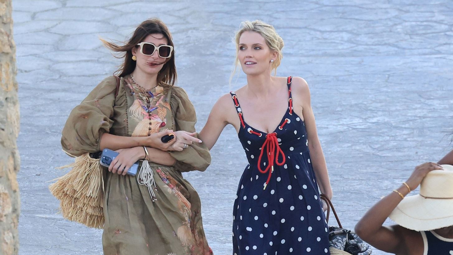 &#x397; Lady Kitty Spencer &#x3C3;&#x3C4;&#x3B7; &#x39C;&#x3CD;&#x3BA;&#x3BF;&#x3BD;&#x3BF; &#x3BC;&#x3B5; navy &#x3C0;&#x3BF;&#x3C5;&#x3AC; &#x3C6;&#x3CC;&#x3C1;&#x3B5;&#x3BC;&#x3B1; &#x3BA;&#x3B1;&#x3B9; &#x3C4;&#x3B7;&#x3BD; &#x3C0;&#x3B9;&#x3BF; &#x3BA;&#x3BF;&#x3BC;&#x3C8;&#x3AE; raffia bag &#x3C4;&#x3B7;&#x3C2; &#x3C3;&#x3B5;&#x3B6;&#x3CC;&#x3BD;
