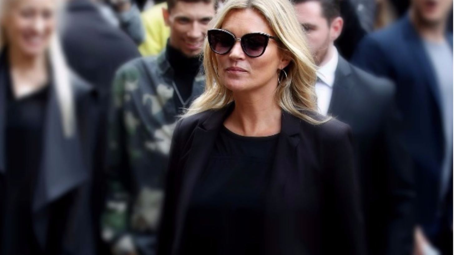 &#x397; Kate Moss &#x3B4;&#x3AF;&#x3BD;&#x3B5;&#x3B9; &#x3AD;&#x3BD;&#x3B1; &#x3BD;&#x3AD;&#x3BF;&#xA0;twist &#x3C3;&#x3C4;&#x3BF; total black look