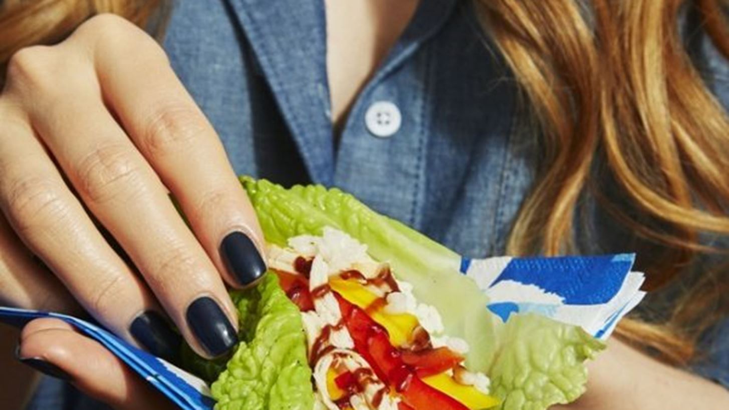 Σάντουιτς χωρίς ψωμί: Φτιάξε wraps με λάχανο, σάλτσα χοϊσίν με μάνγκο και κοτόπουλο