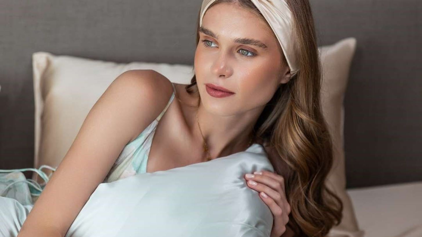 Μεταξωτή μαξιλαροθήκη | Tο απόλυτο μυστικό ομορφιάς των celebrities για νεανική & λαμπερή επιδερμίδα