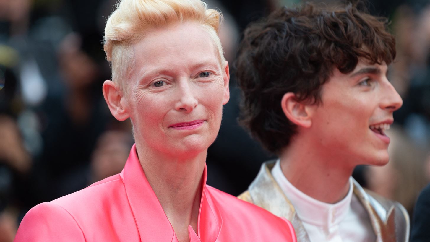 Tilda Swinton |  H &#x3C6;&#x3AC;&#x3C1;&#x3C3;&#x3B1; &#x3C3;&#x3C4;&#x3BF;&#x3BD; Timothee Chalamet &#x3BA;&#x3B1;&#x3B9; &#x3C4;&#x3BF; 9&#x3BB;&#x3B5;&#x3C0;&#x3C4;&#x3BF; &#x3C7;&#x3B5;&#x3B9;&#x3C1;&#x3BF;&#x3BA;&#x3C1;&#x3CC;&#x3C4;&#x3B7;&#x3BC;&#x3B1; &#x3C3;&#x3C4;&#x3B9;&#x3C2; &#x39A;&#x3AC;&#x3BD;&#x3BD;&#x3B5;&#x3C2;