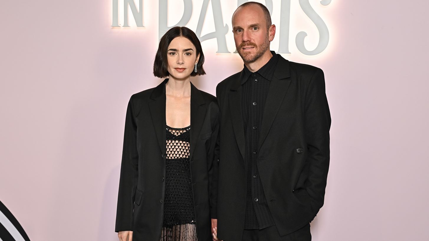 Lily Collins | &#x39F; &#x3C3;&#x3CD;&#x3B6;&#x3C5;&#x3B3;&#x3BF;&#x3C2; &#x3C4;&#x3B7;&#x3C2; Charlie McDowell &#x3B1;&#x3C0;&#x3B1;&#x3BD;&#x3C4;&#x3AC; &#x3C3;&#x3C4;&#x3B1; &#x3BA;&#x3B1;&#x3BA;&#x3CC;&#x3B2;&#x3BF;&#x3C5;&#x3BB;&#x3B1; &#x3C3;&#x3C7;&#x3CC;&#x3BB;&#x3B9;&#x3B1; &#x3B3;&#x3B9;&#x3B1; &#x3C4;&#x3B7;&#x3BD; &#x3C0;&#x3B1;&#x3C1;&#x3AD;&#x3BD;&#x3B8;&#x3B5;&#x3C4;&#x3B7; &#x3BC;&#x3B7;&#x3C4;&#x3C1;&#x3CC;&#x3C4;&#x3B7;&#x3C4;&#x3B1;