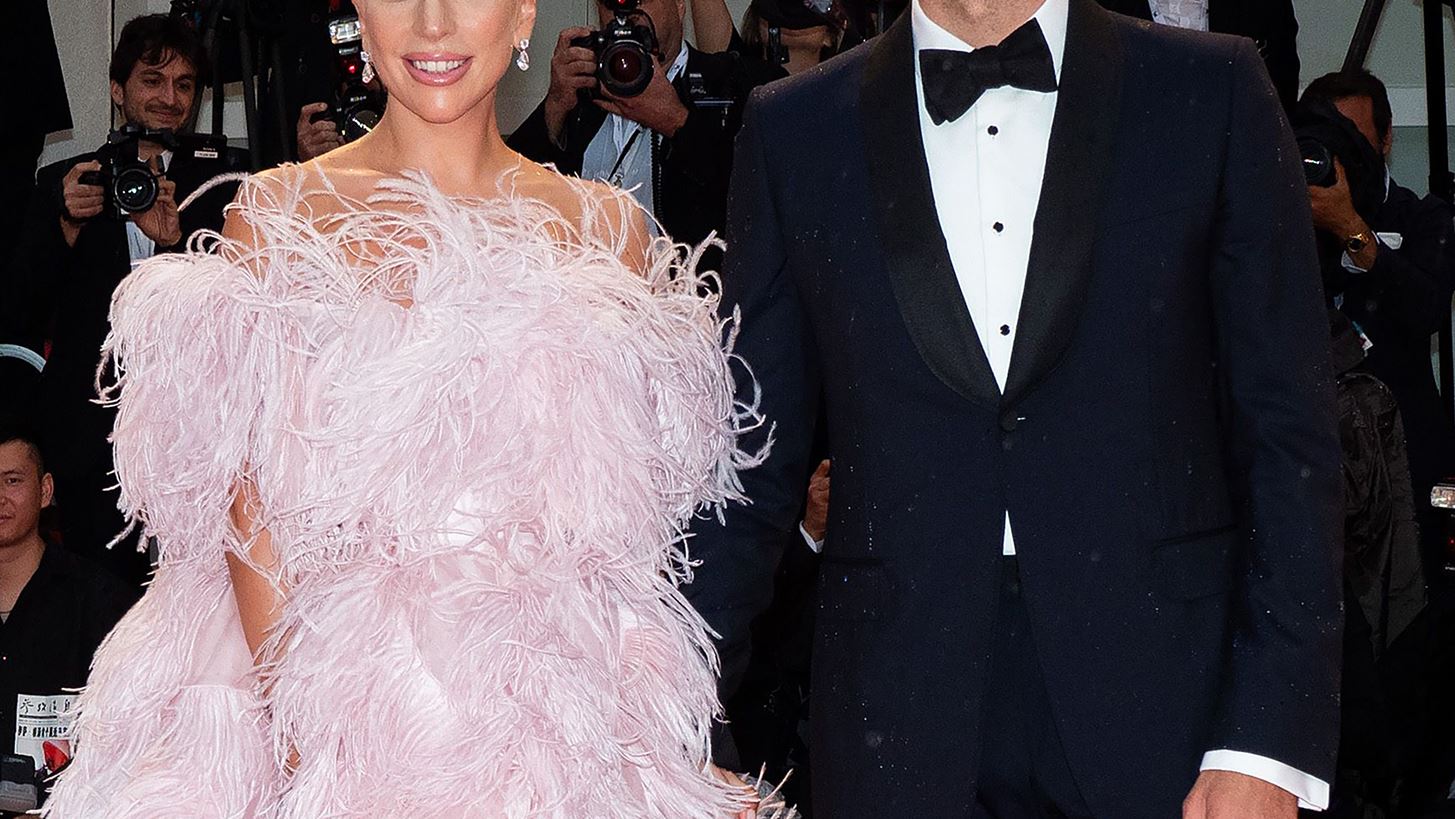 &#x39F; Bradley Cooper &#x3B1;&#x3C0;&#x3BF;&#x3BA;&#x3B1;&#x3BB;&#x3CD;&#x3C0;&#x3C4;&#x3B5;&#x3B9;: &#x389;&#x3C4;&#x3B1;&#x3BD; &#x3C4;&#x3B5;&#x3BB;&#x3B9;&#x3BA;&#x3AC; &#x3B6;&#x3B5;&#x3C5;&#x3B3;&#x3AC;&#x3C1;&#x3B9; &#x3BC;&#x3B5; &#x3C4;&#x3B7;&#x3BD; Lady Gaga;