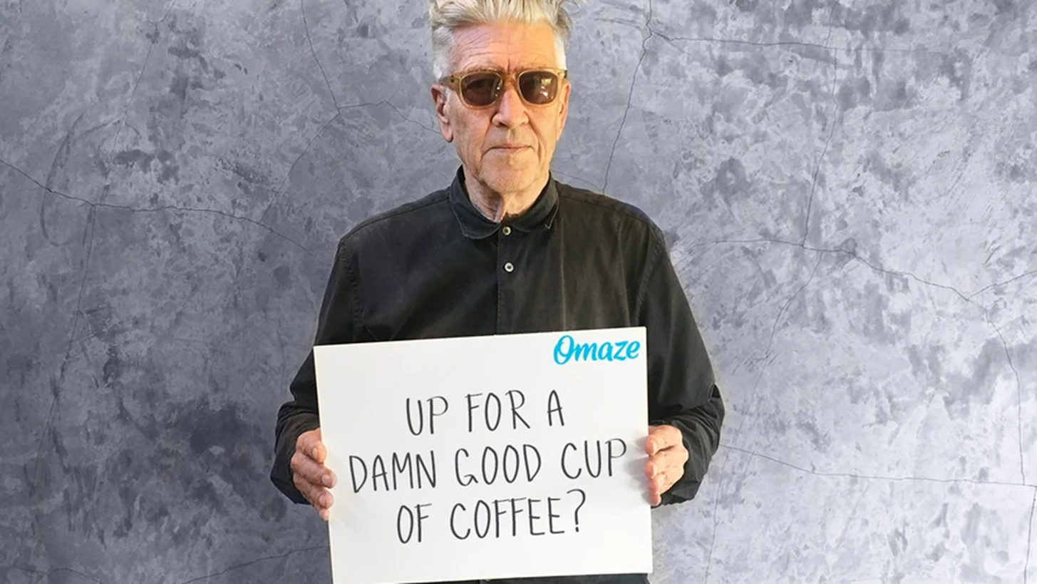&#x39F; David Lynch &#x3C3;&#x3B5; &#x3C0;&#x3C1;&#x3BF;&#x3C3;&#x3BA;&#x3B1;&#x3BB;&#x3B5;&#x3AF; &#x3BD;&#x3B1; &#x3C0;&#x3B9;&#x3B5;&#x3AF;&#x3C4;&#x3B5; &#x3BA;&#x3B1;&#x3C6;&#x3AD; &#x3BC;&#x3B1;&#x3B6;&#x3AF;