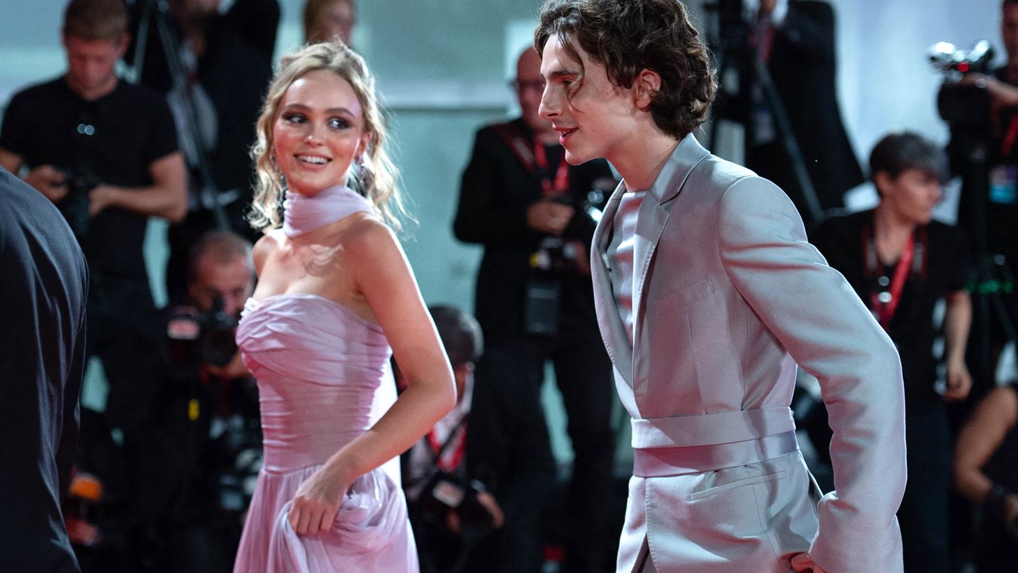 &#x39E;&#x3B5;&#x3C7;&#x3AC;&#x3C3;&#x3C4;&#x3B5; &#x3C4;&#x3BF;&#x3BD; Timoth&#xE9;e Chalamet - &#x397; Lily-Rose Depp &#x3AD;&#x3C7;&#x3B5;&#x3B9; &#x3BD;&#x3AD;&#x3BF; &#x3C3;&#x3CD;&#x3BD;&#x3C4;&#x3C1;&#x3BF;&#x3C6;&#x3BF;